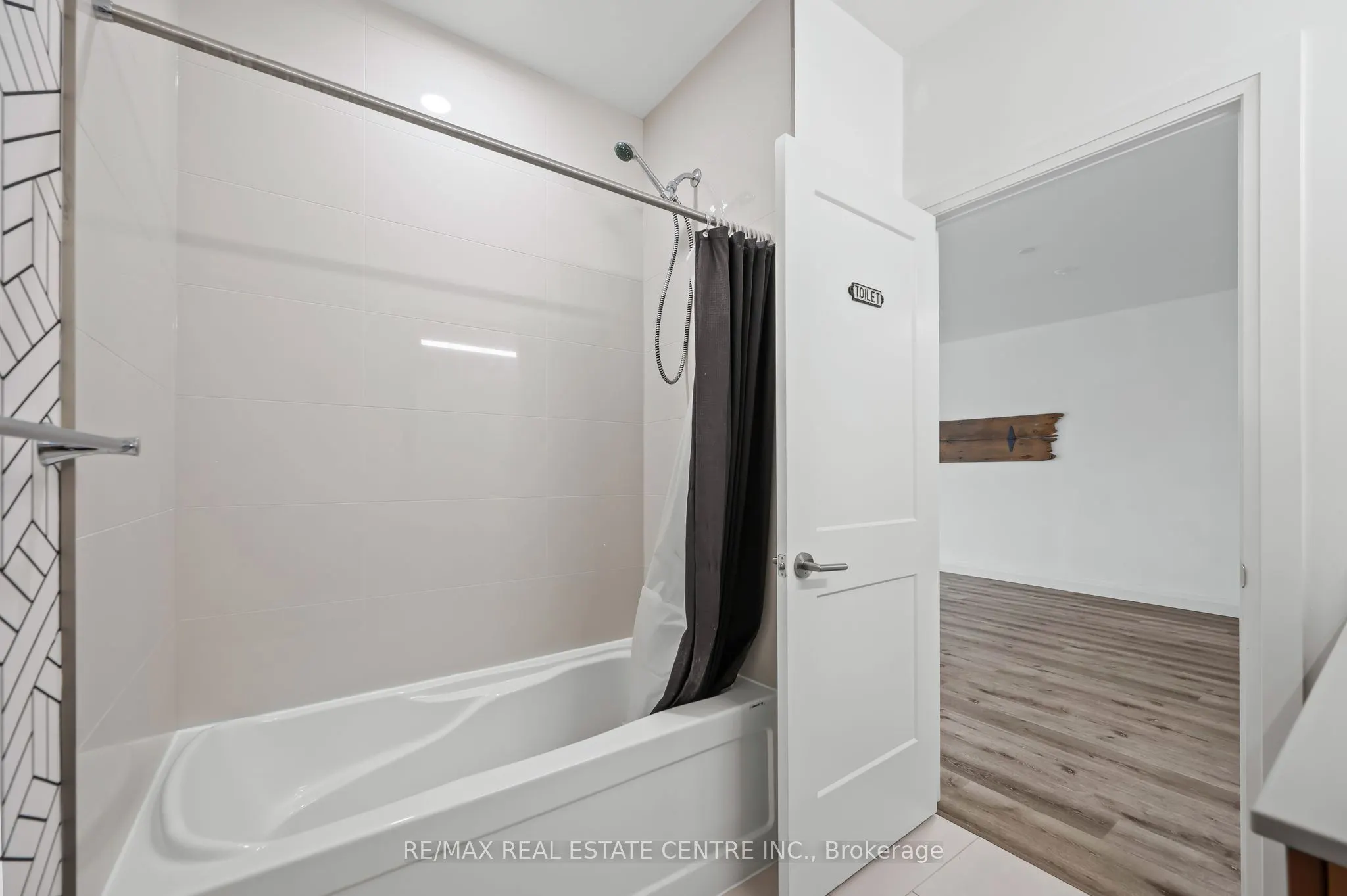399 QUEEN Street S, #202