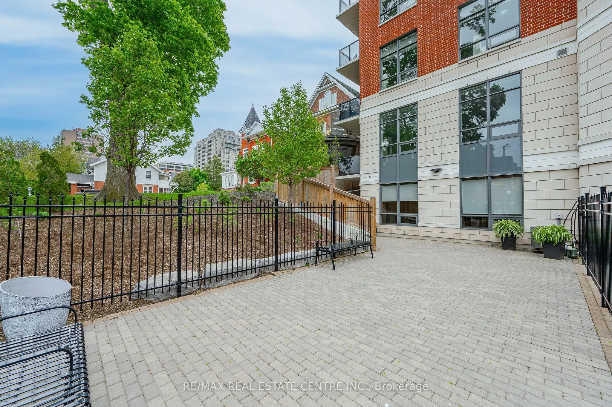 399 QUEEN Street S, #202
