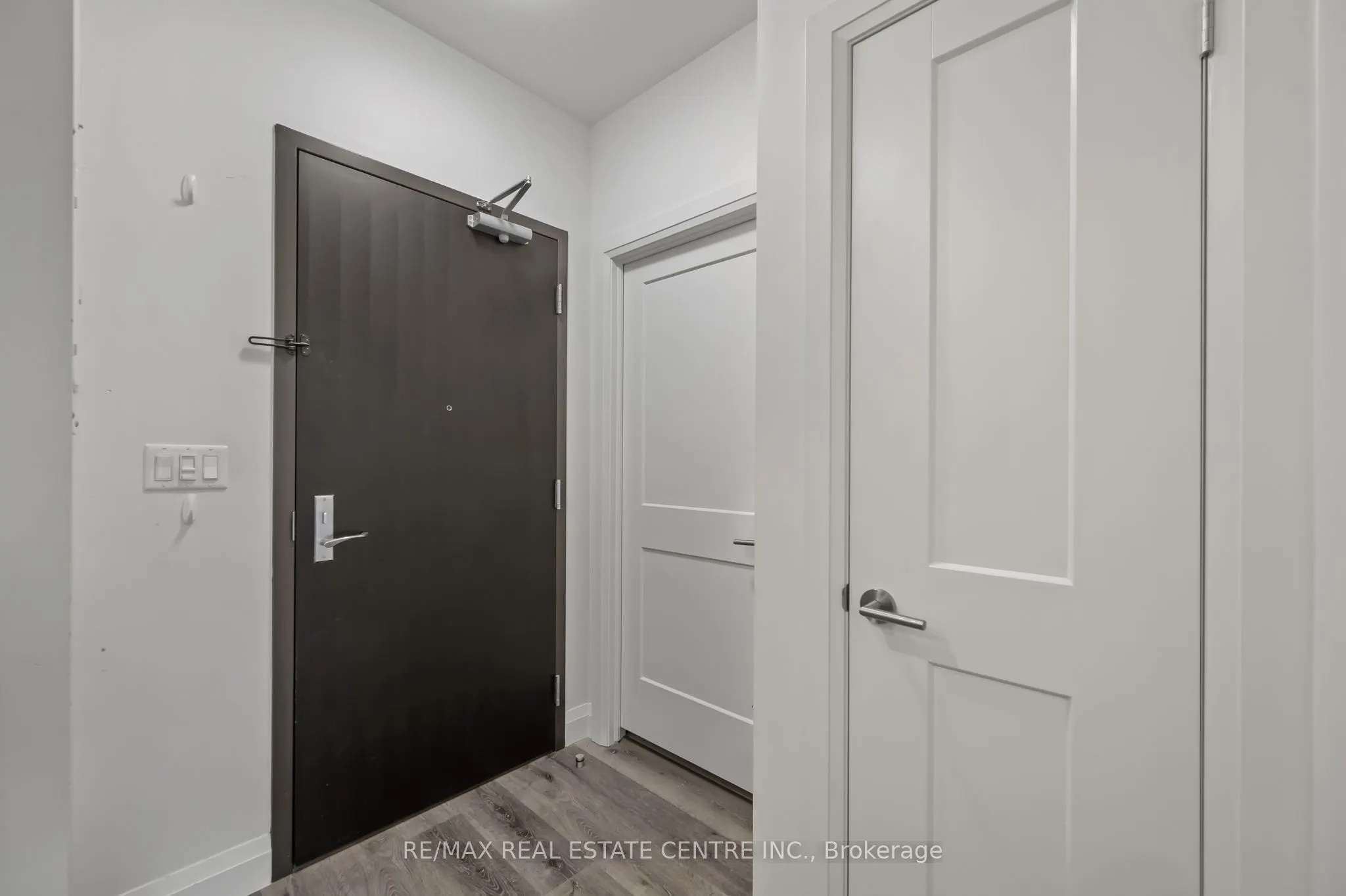 399 QUEEN Street S, #202
