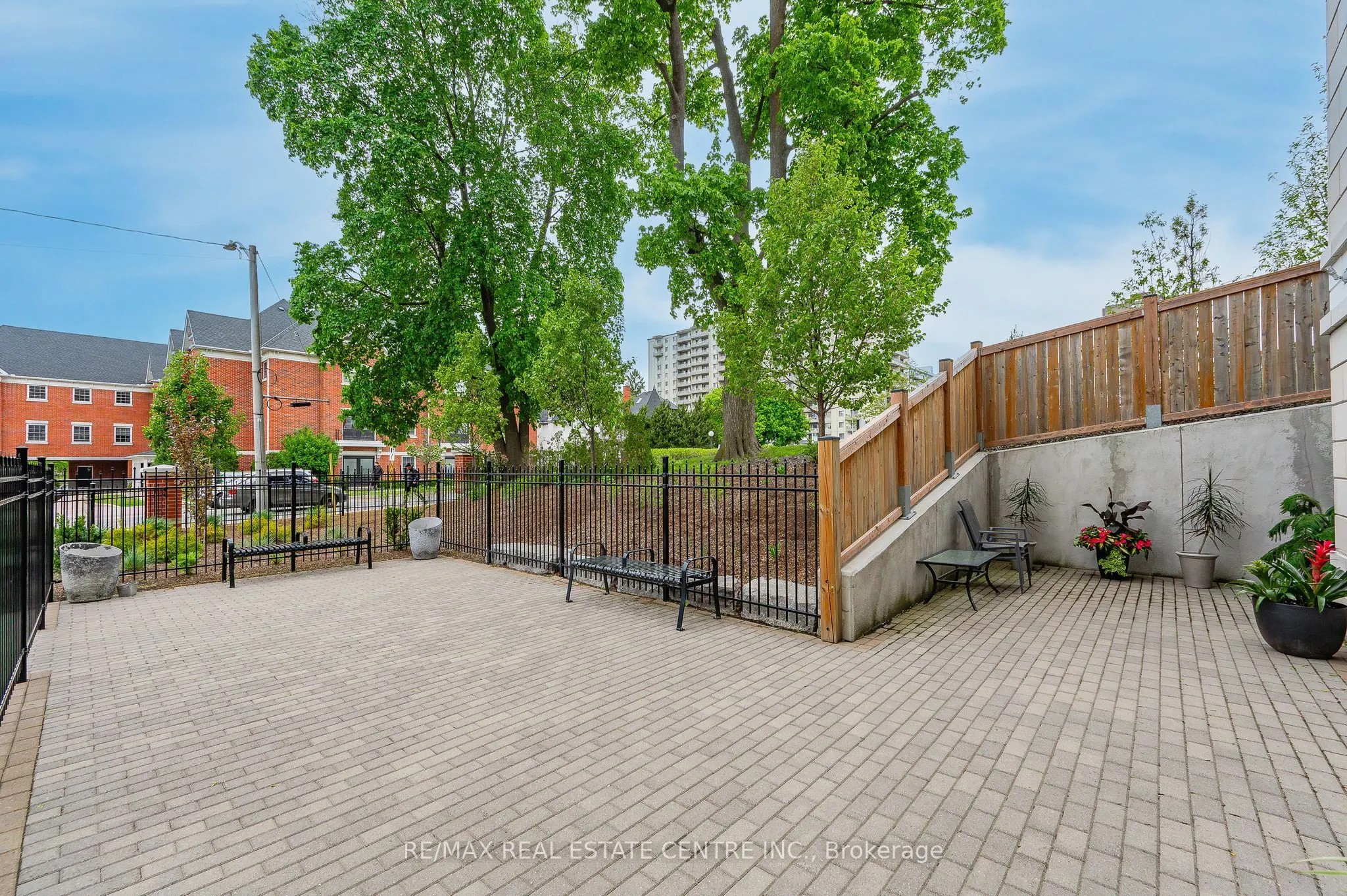 399 QUEEN Street S, #202