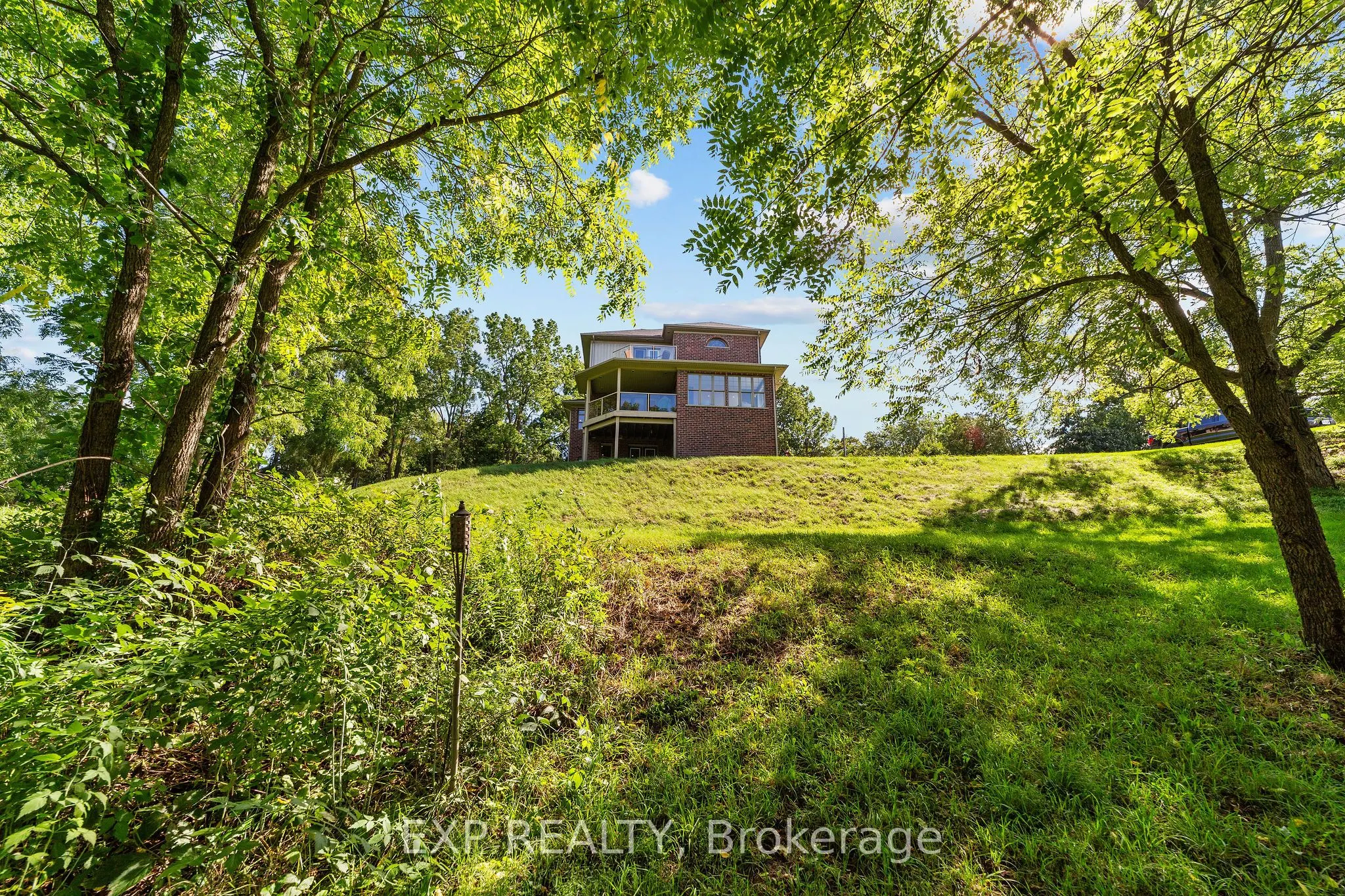 17 HURON Street N