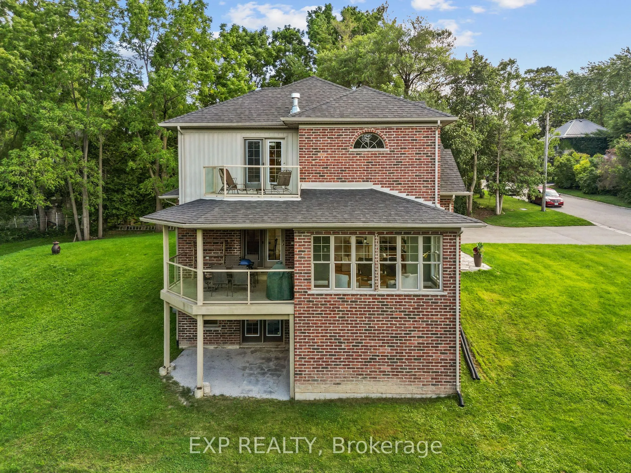 17 HURON Street N