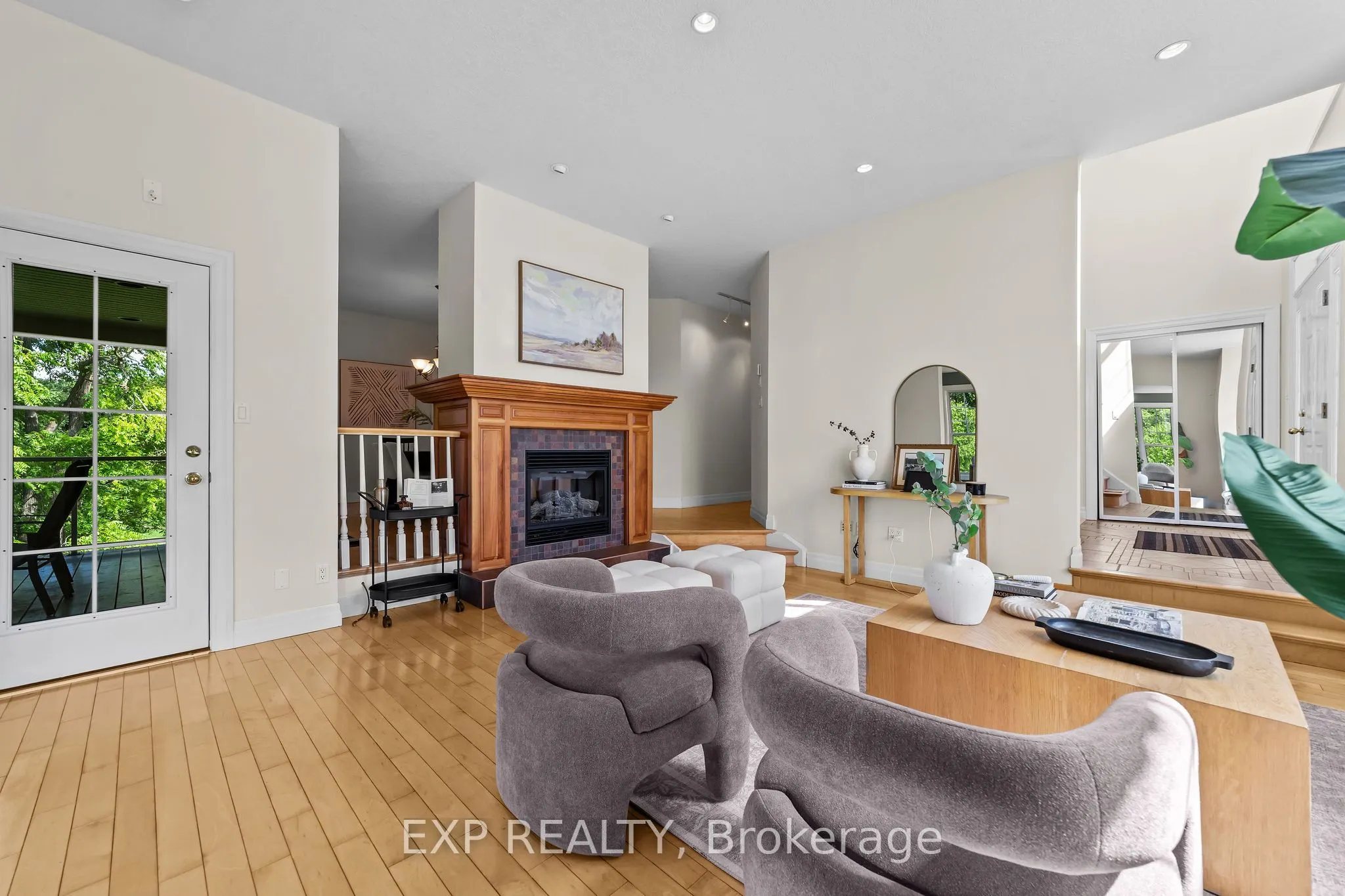 17 HURON Street N