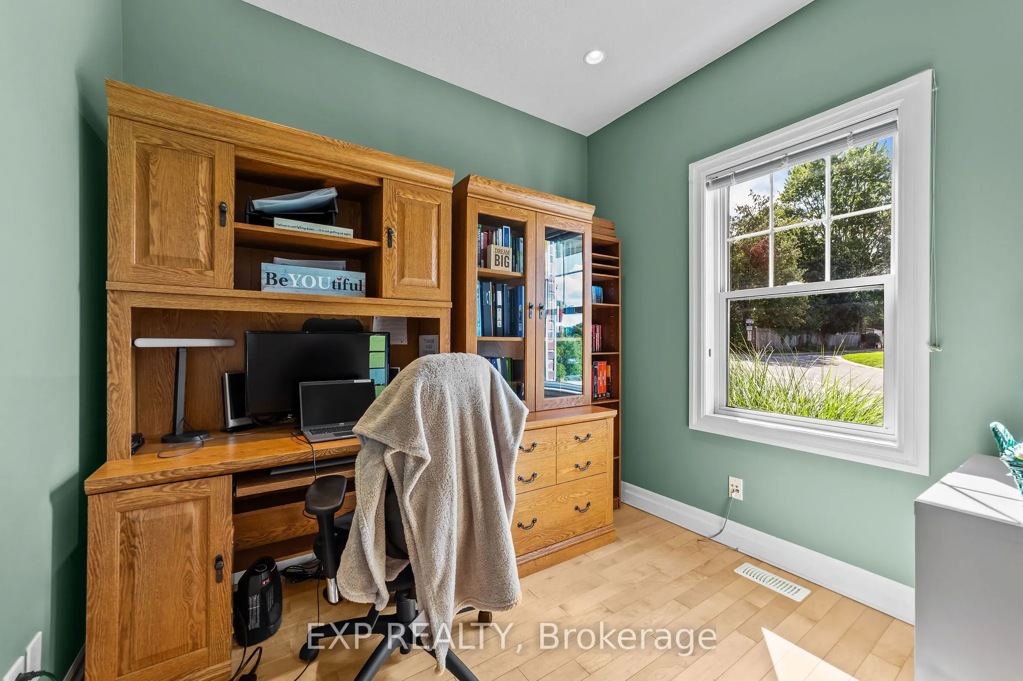 17 HURON Street N
