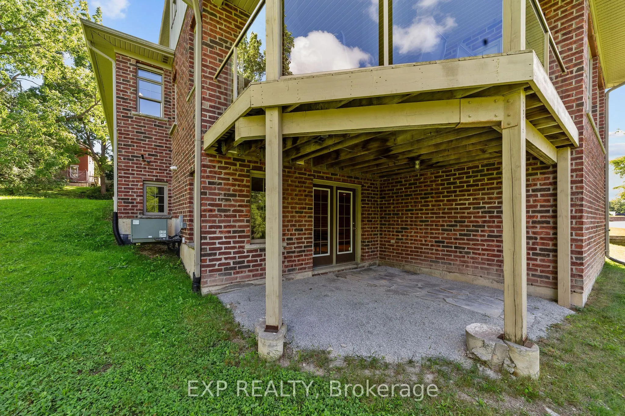 17 HURON Street N