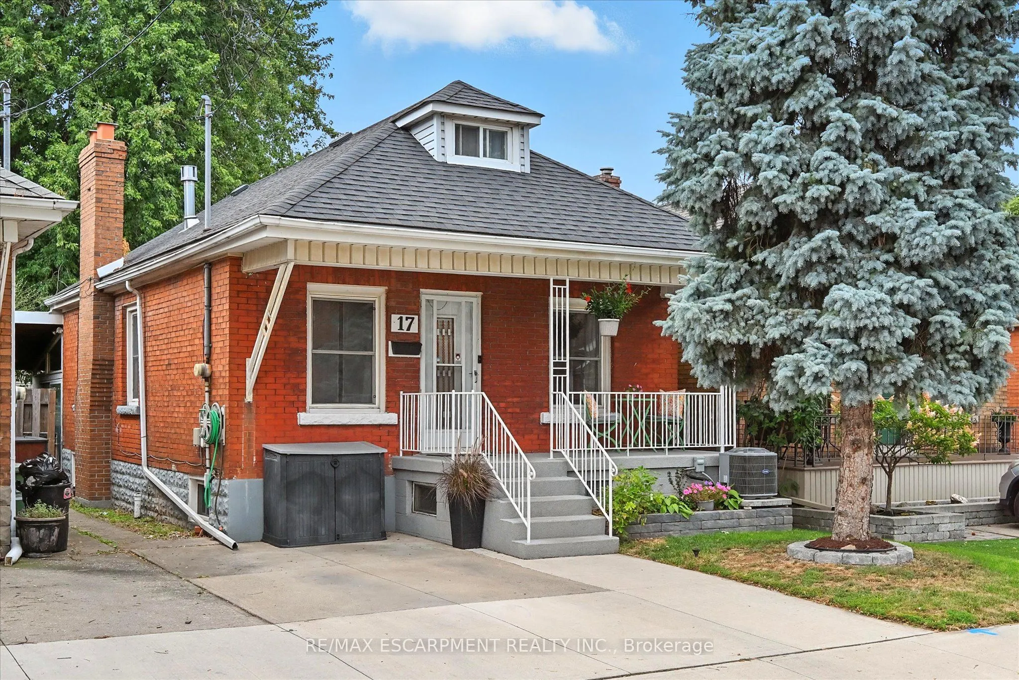 17 Cameron Avenue N