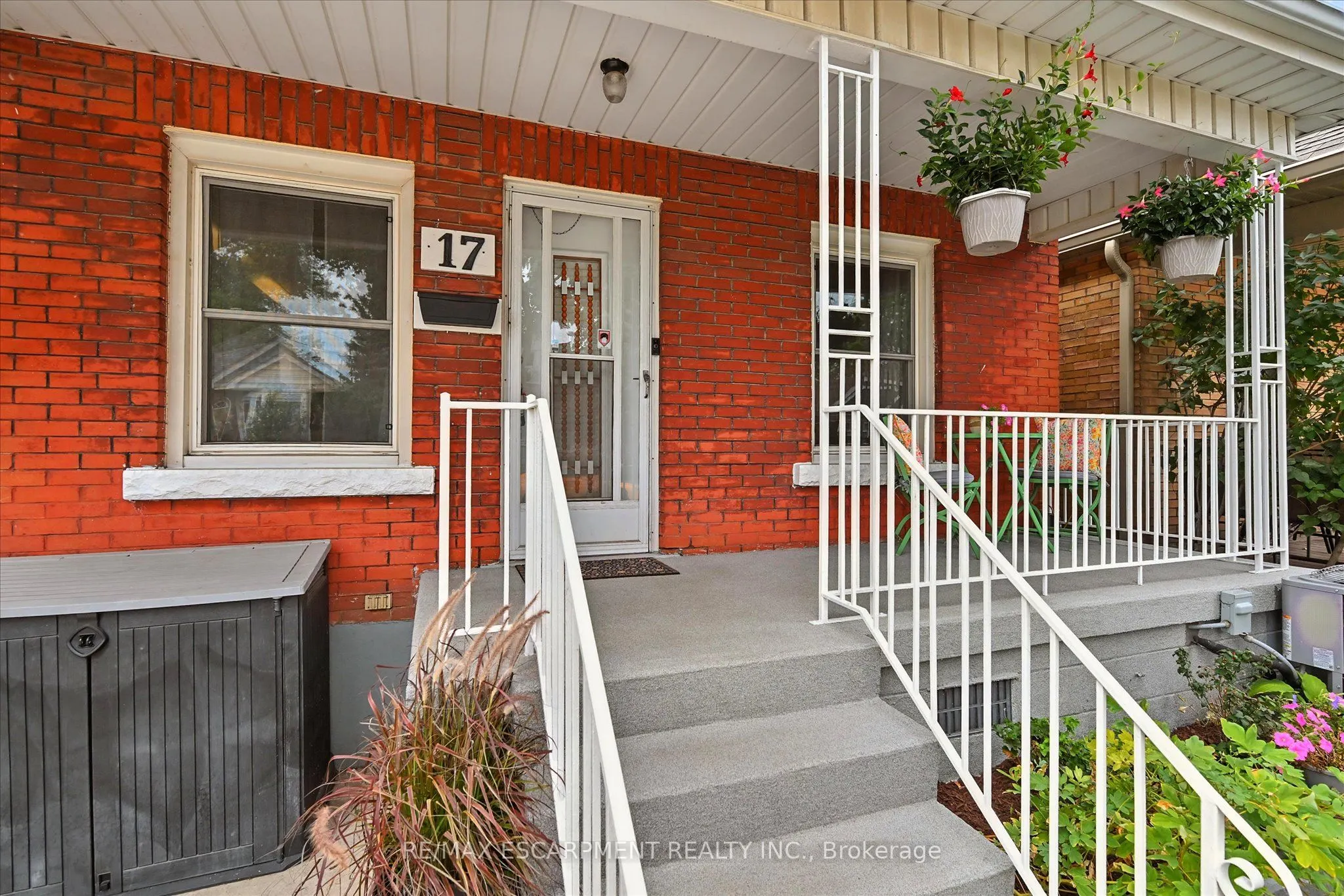 17 Cameron Avenue N