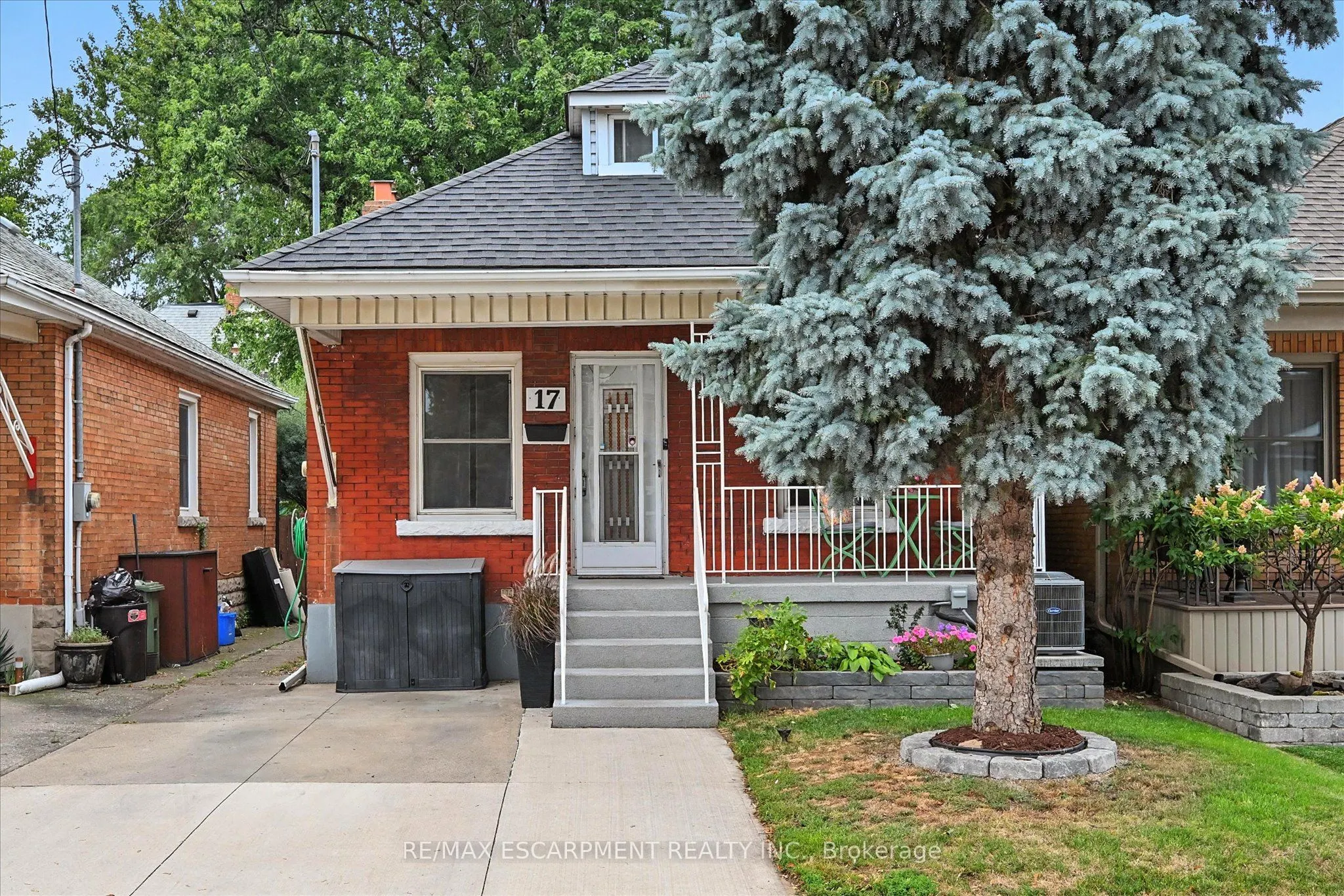 17 Cameron Avenue N