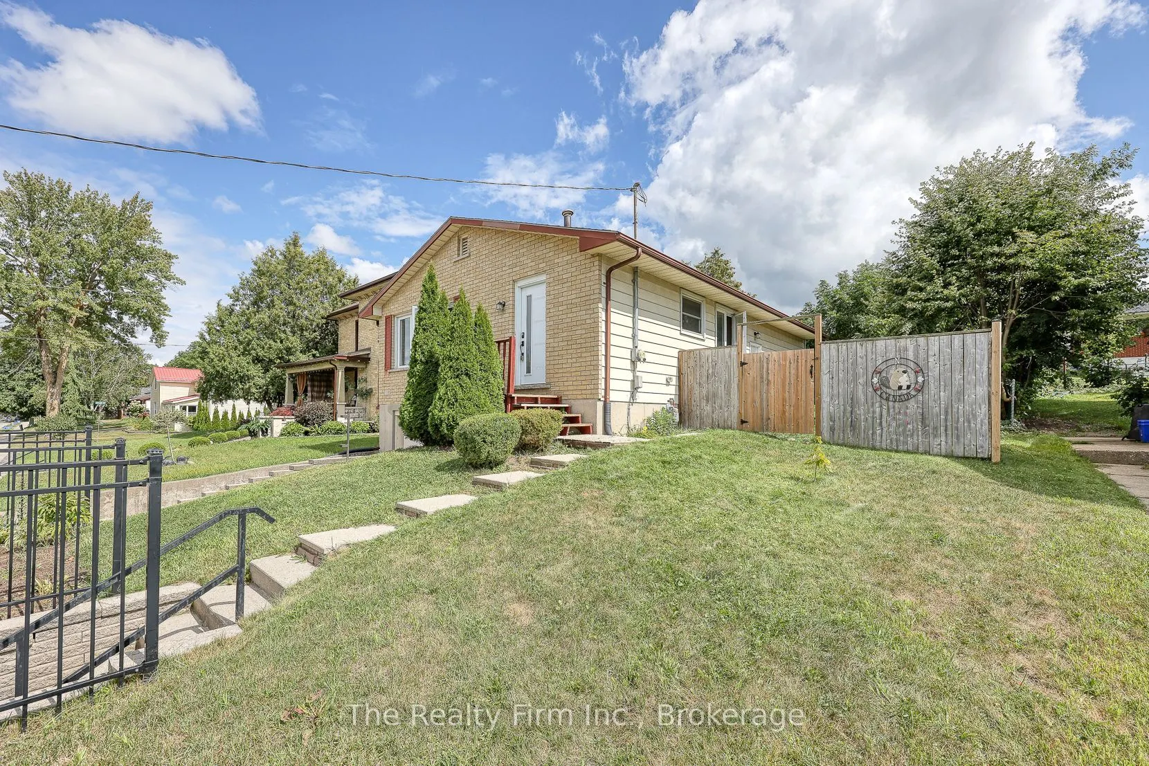 206 Charles Street E