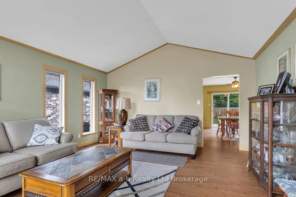 53 Woodland Crescent