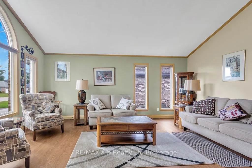 53 Woodland Crescent