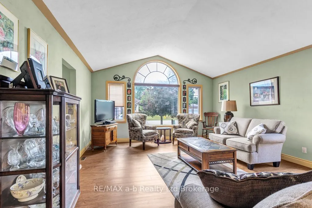 53 Woodland Crescent