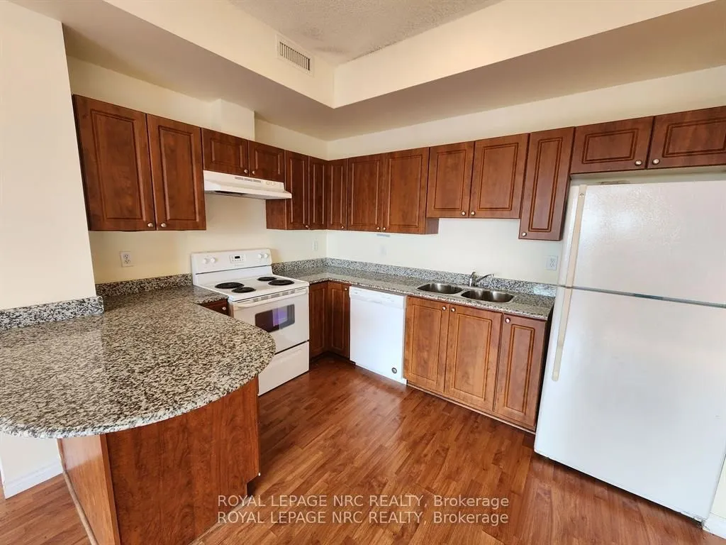 135 JAMES Street S, #812