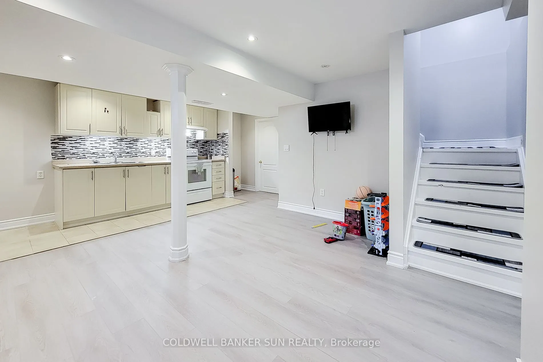 112 Meadow Wood Crescent
