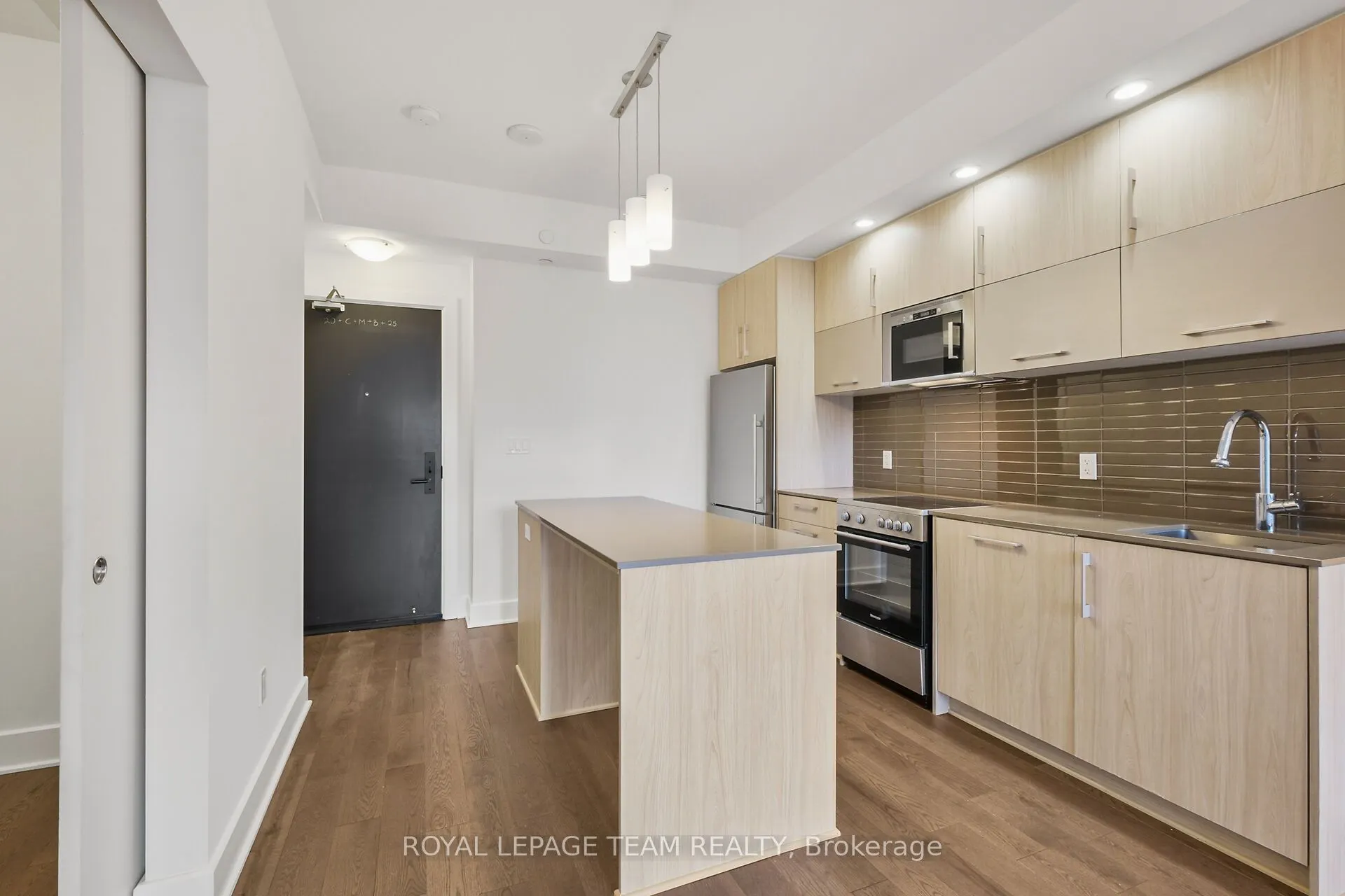 255 Bay Street, #909