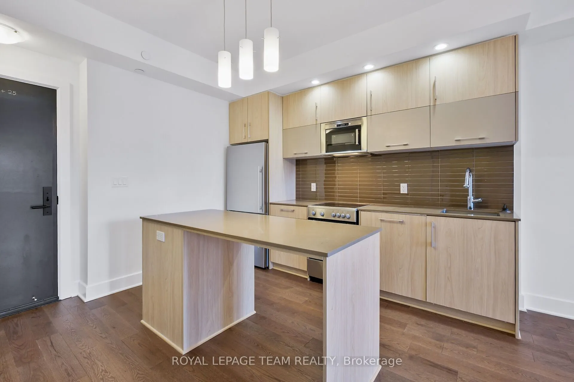 255 Bay Street, #909