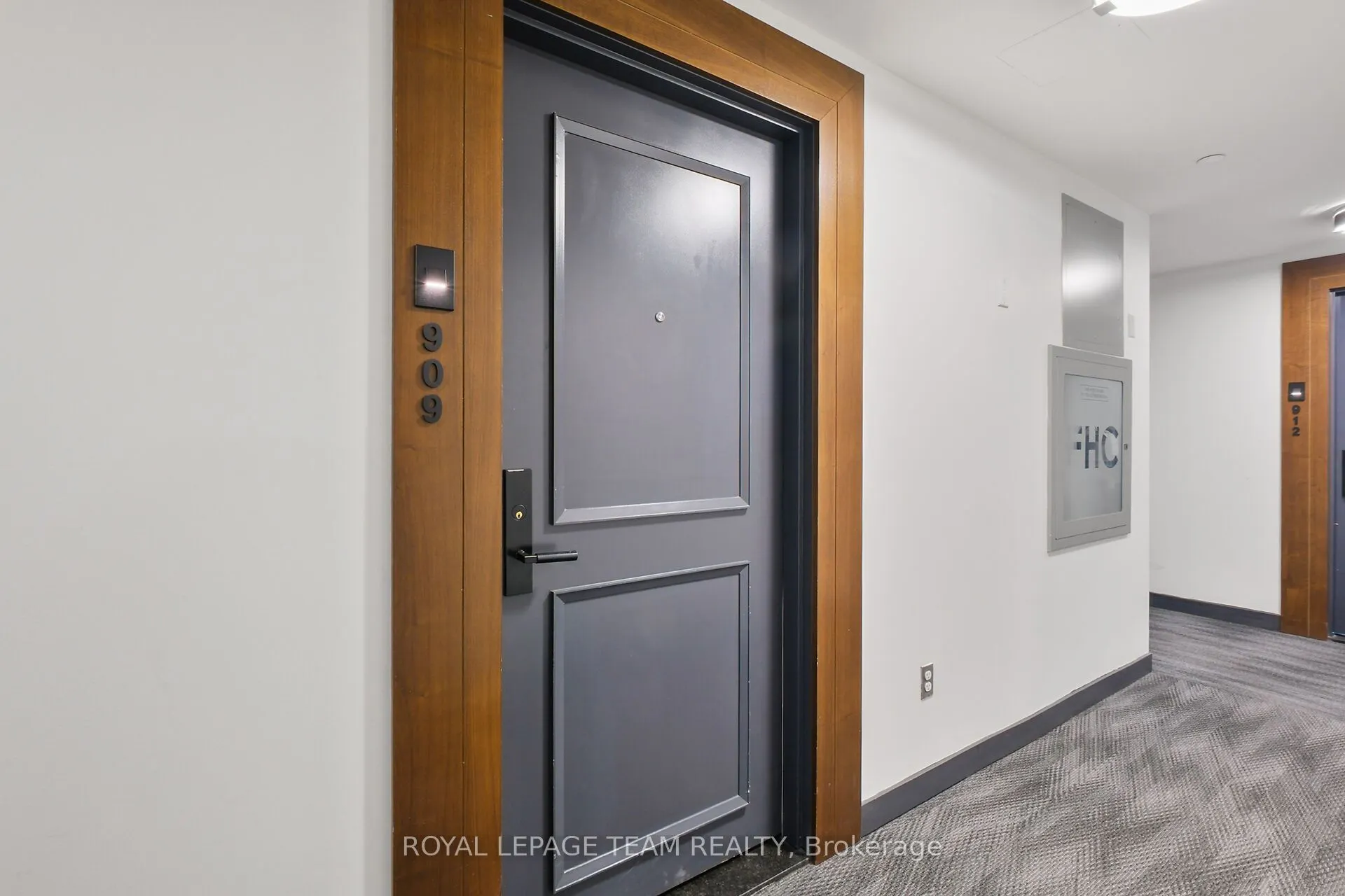 255 Bay Street, #909