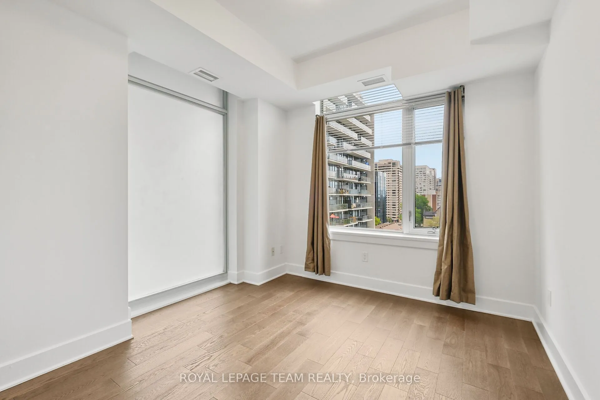 255 Bay Street, #909