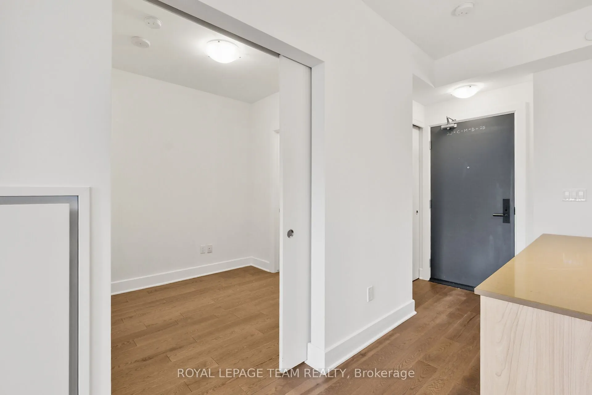 255 Bay Street, #909
