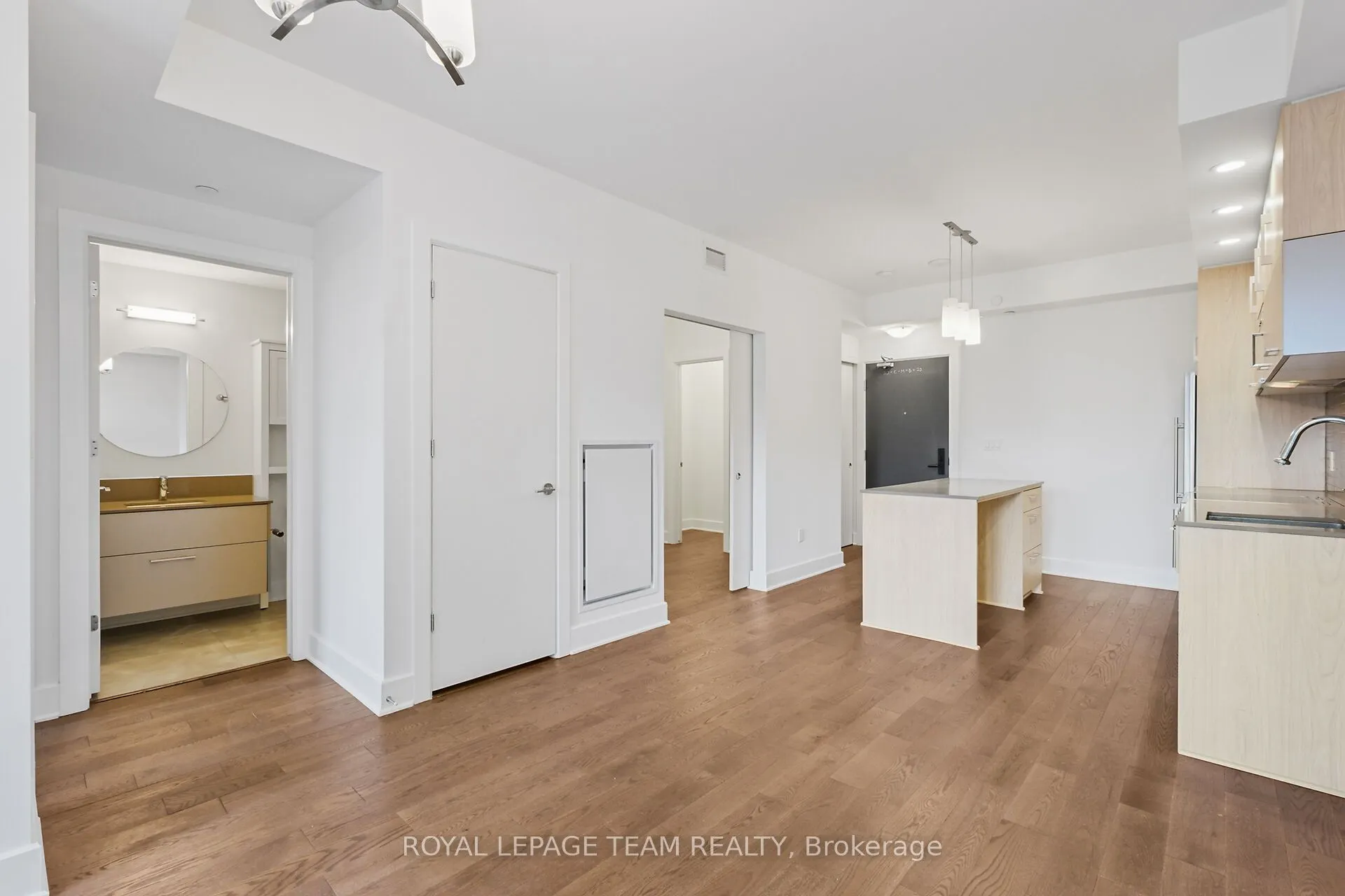 255 Bay Street, #909