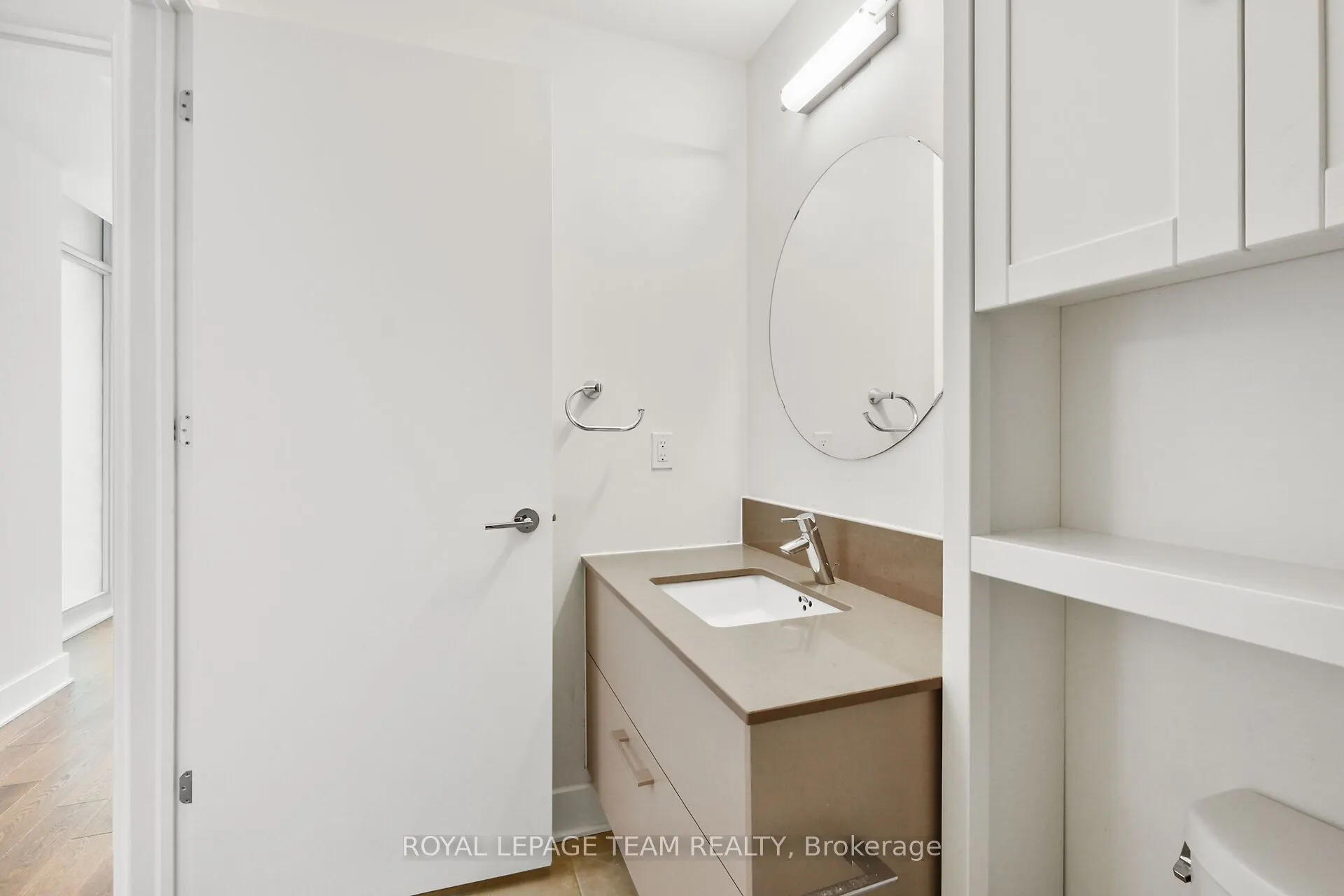 255 Bay Street, #909