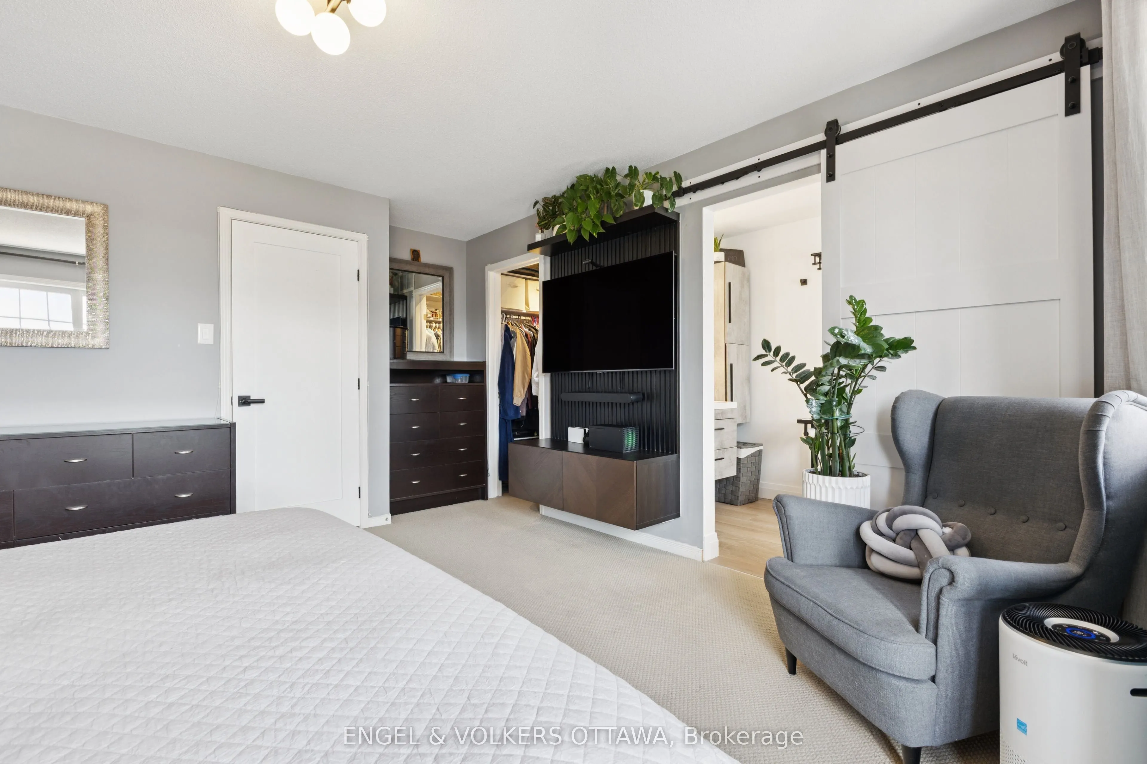 247 Rolling Meadow Crescent