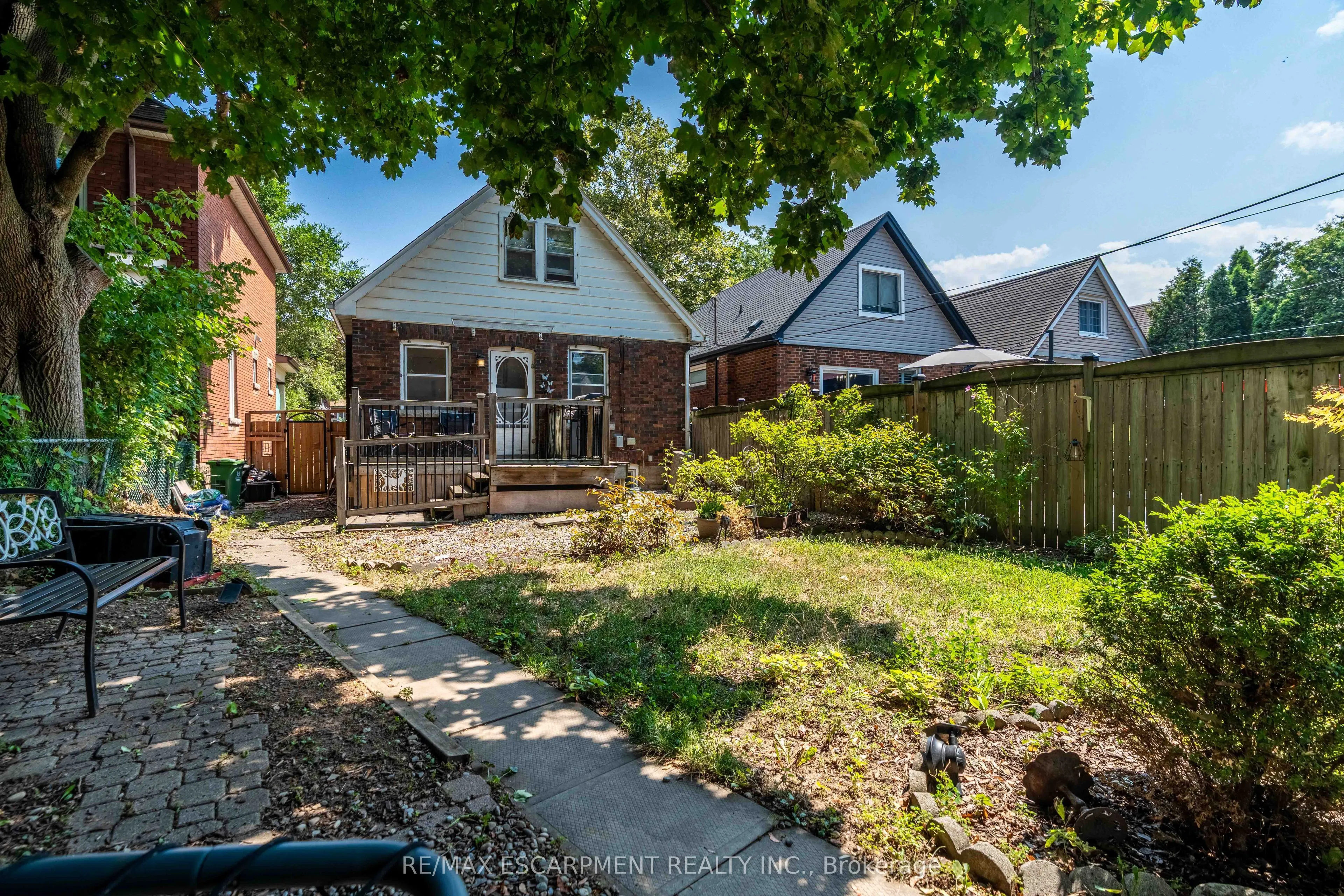 228 Province Street S