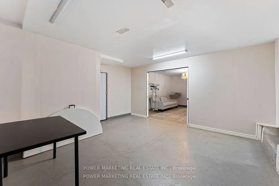 2476 Old Montreal Road