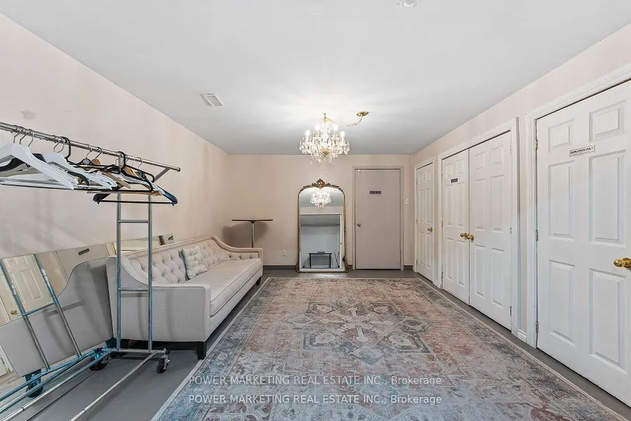 2476 Old Montreal Road