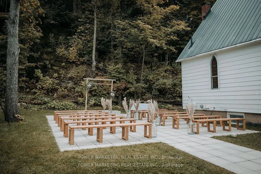 2476 Old Montreal Road