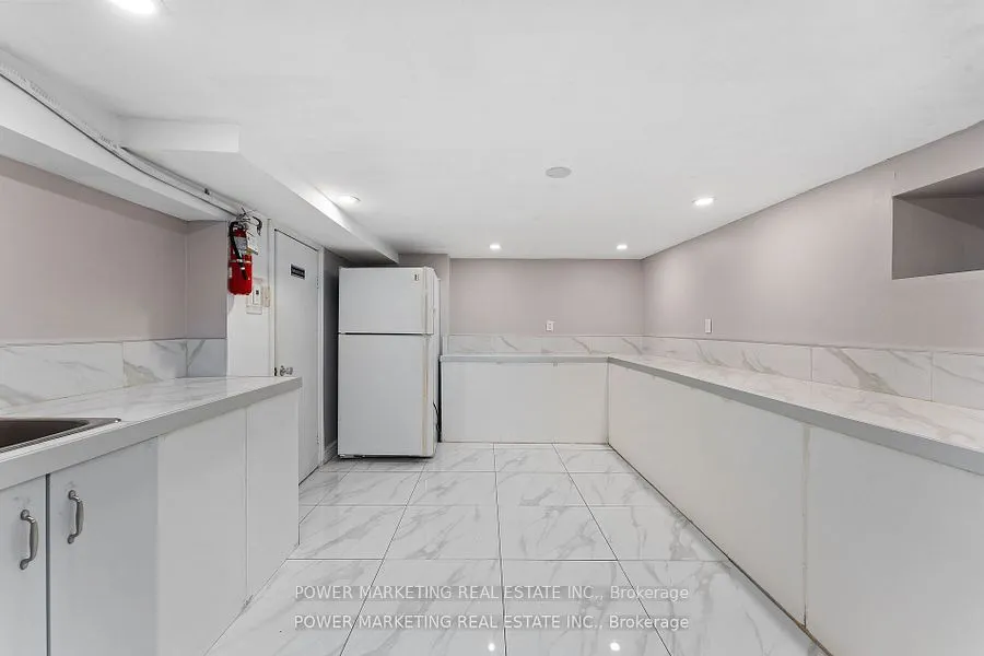 2476 Old Montreal Road