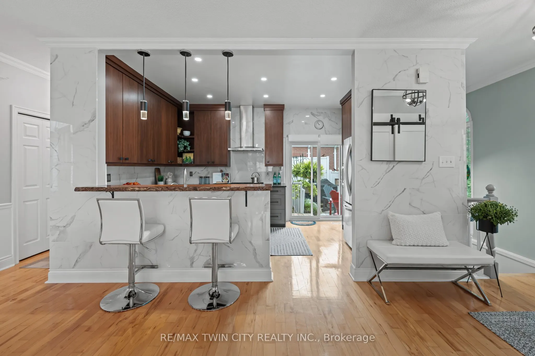 341 George Street N, #4