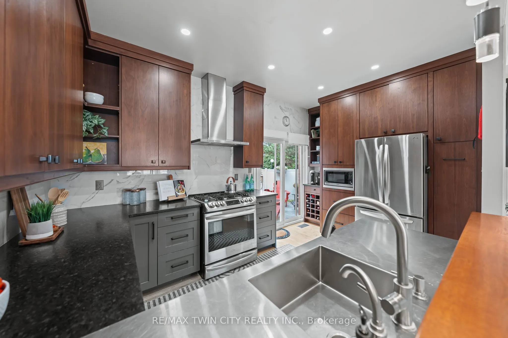 341 George Street N, #4