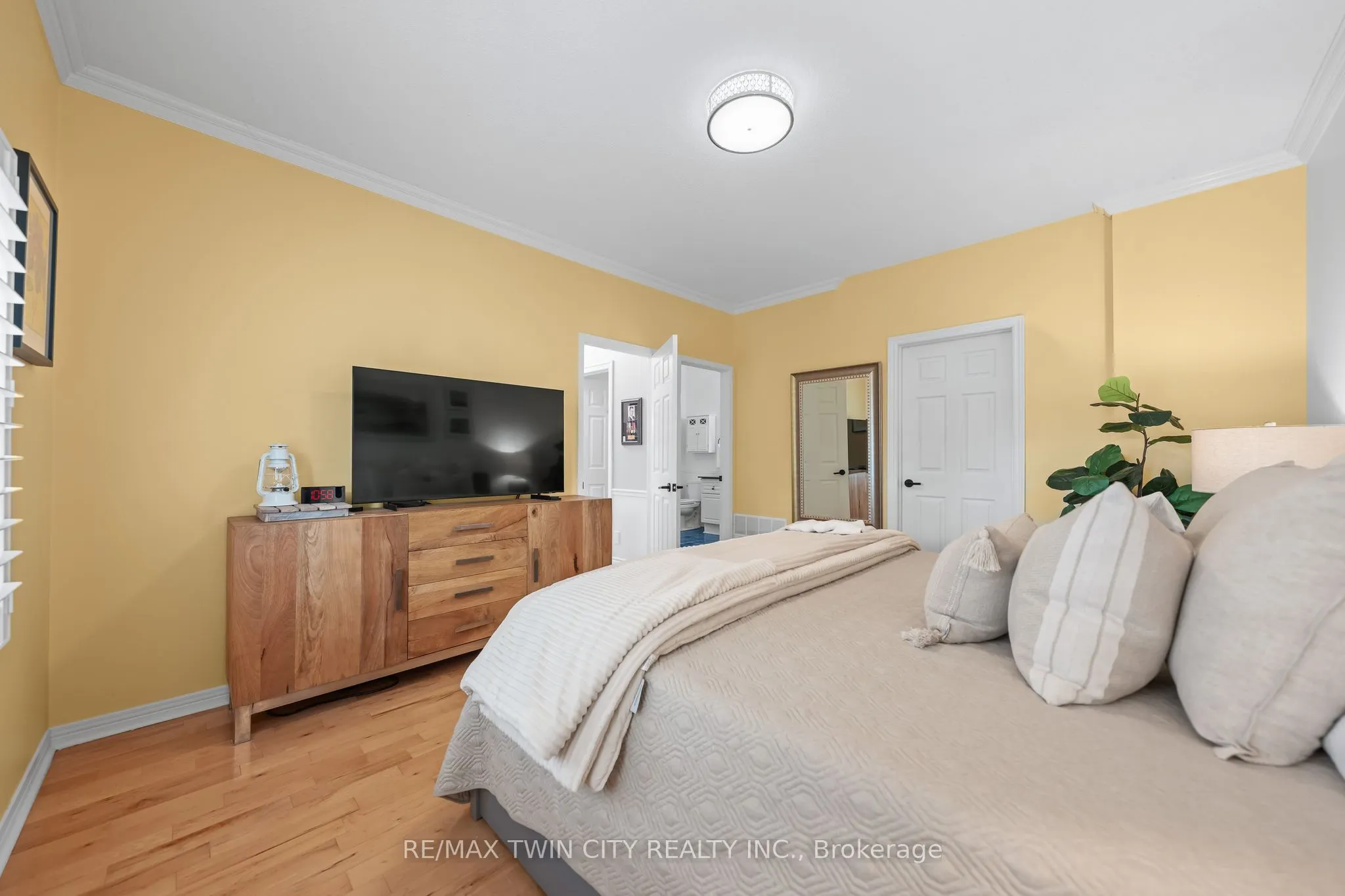 341 George Street N, #4
