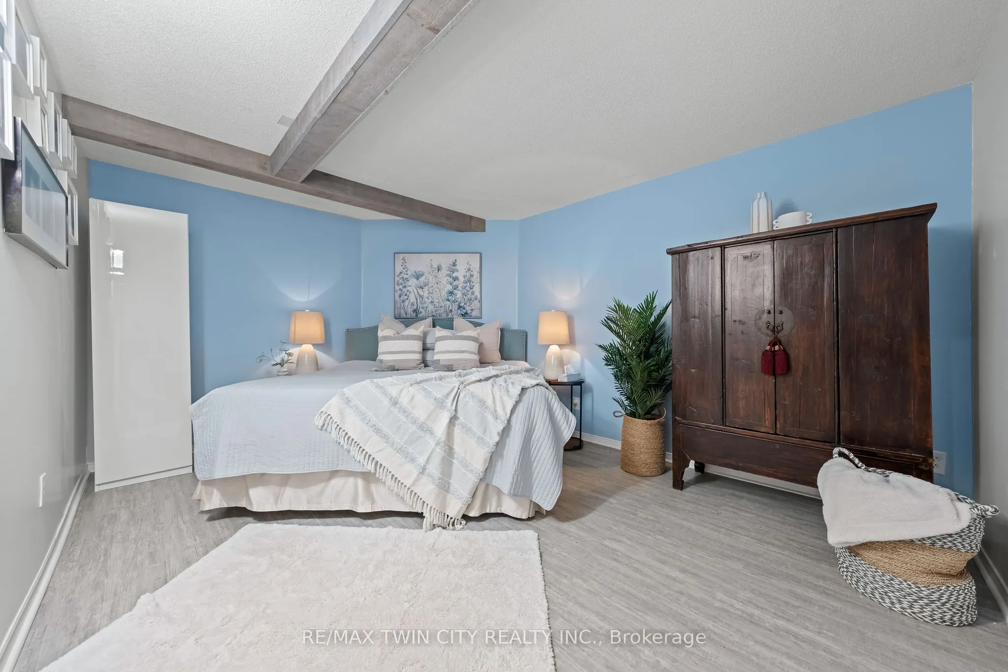 341 George Street N, #4