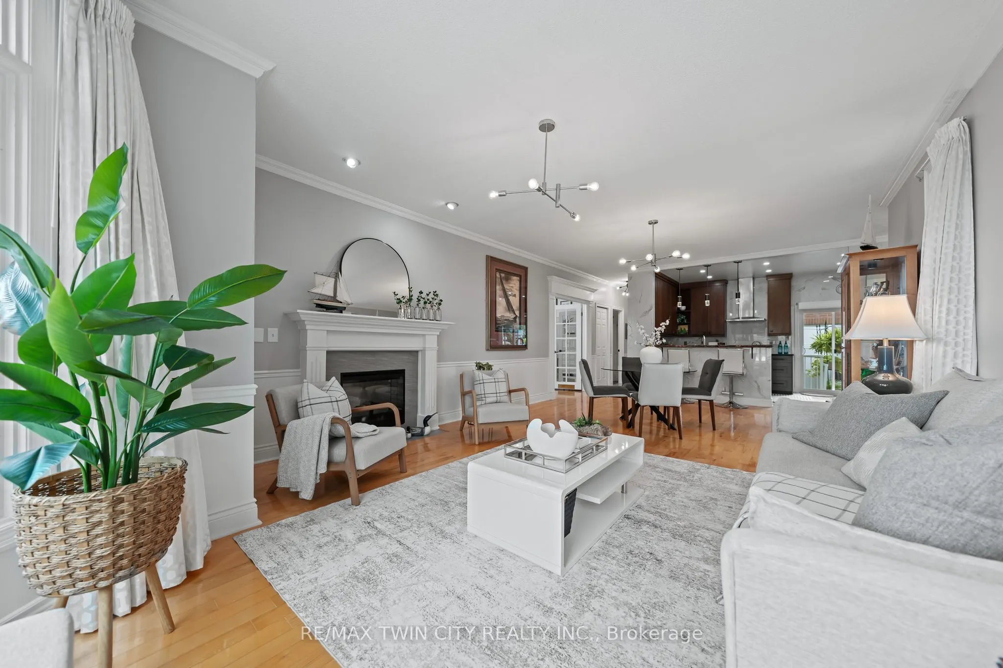 341 George Street N, #4