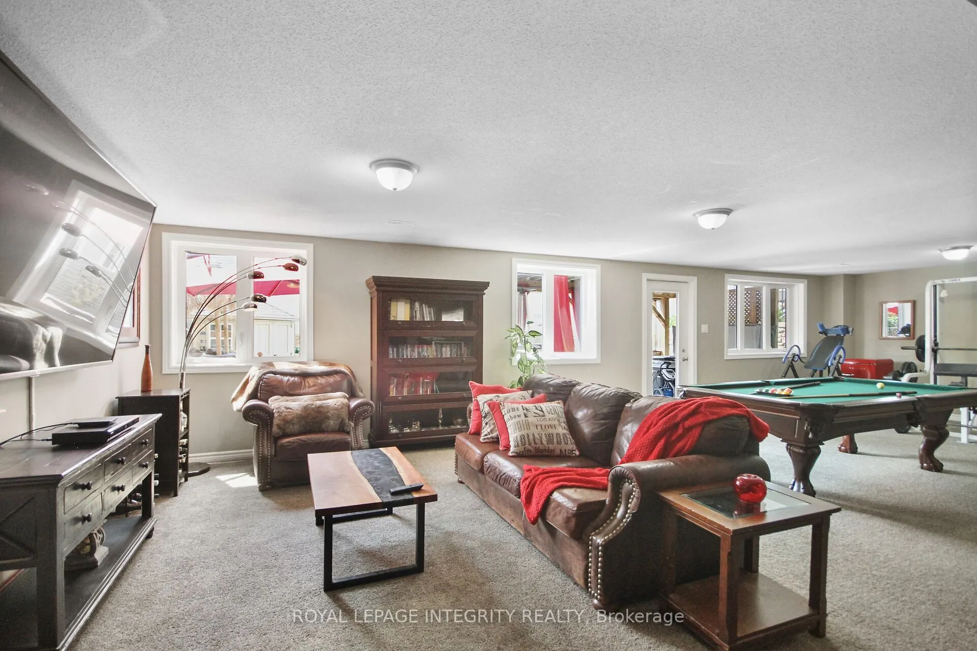 318 Everglade Way E