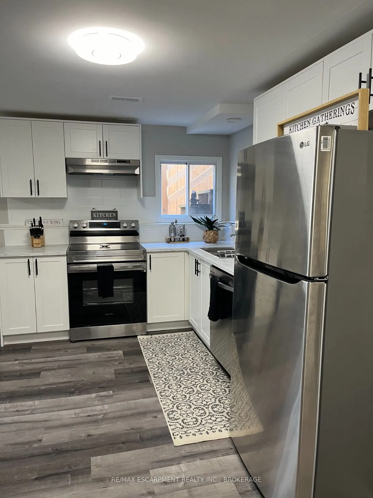 87 CHAPEL HILL Crescent, #LOWER