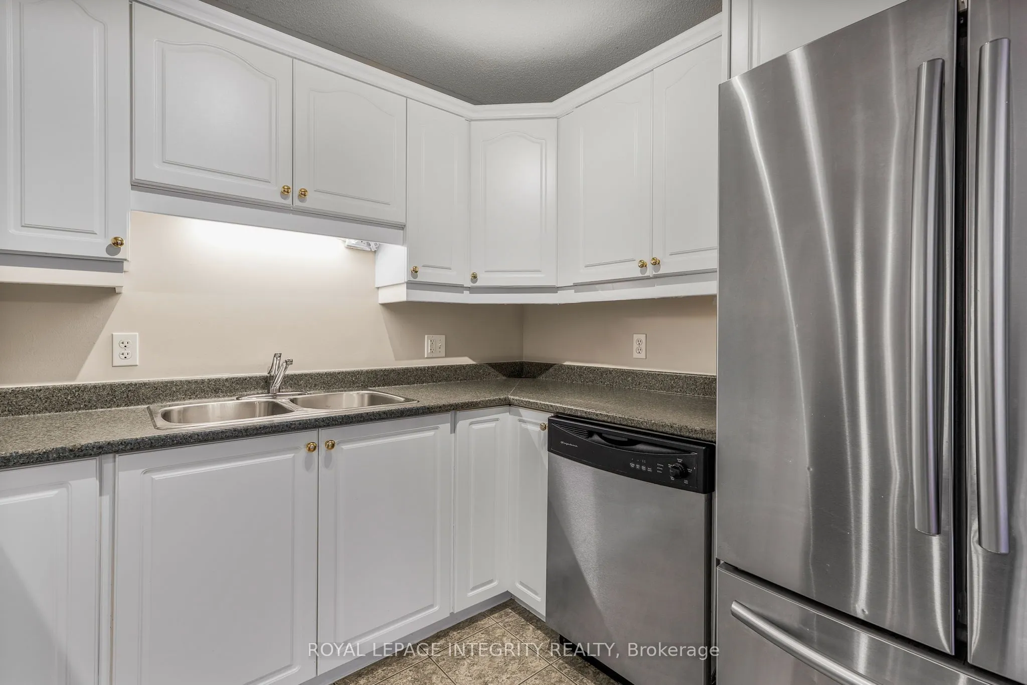 2923 Laurier Street, #403