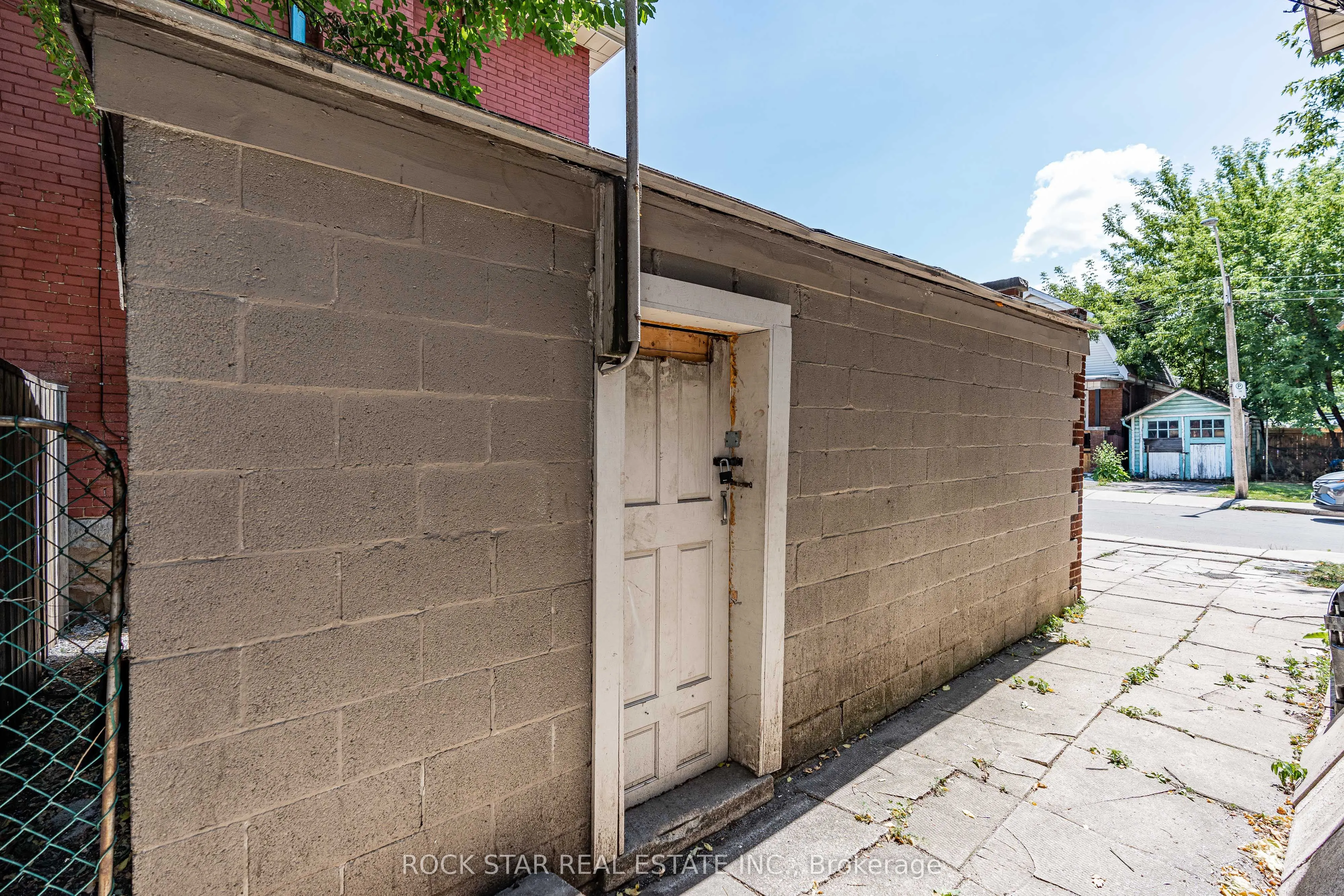 18 Barnesdale Avenue N