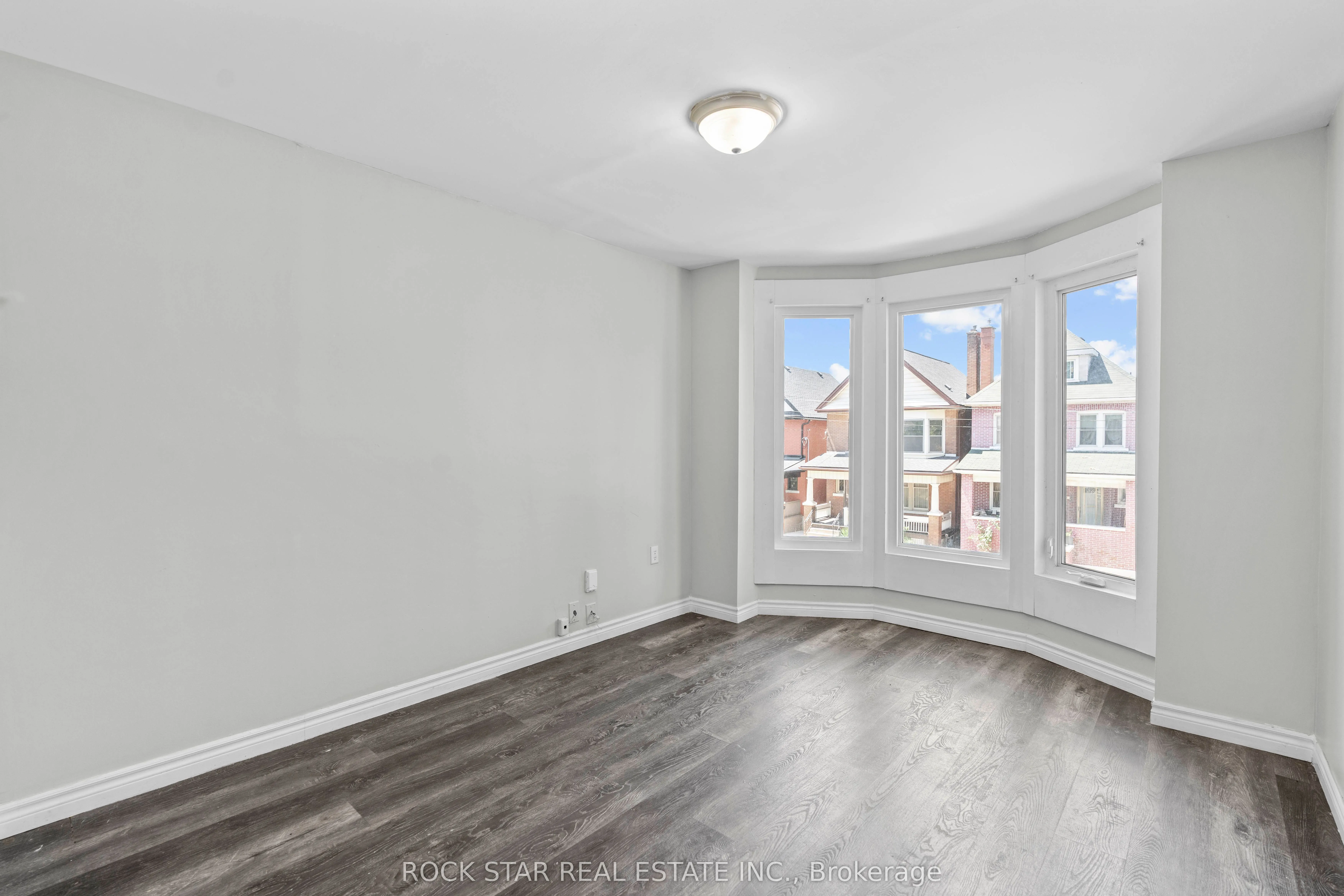 18 Barnesdale Avenue N