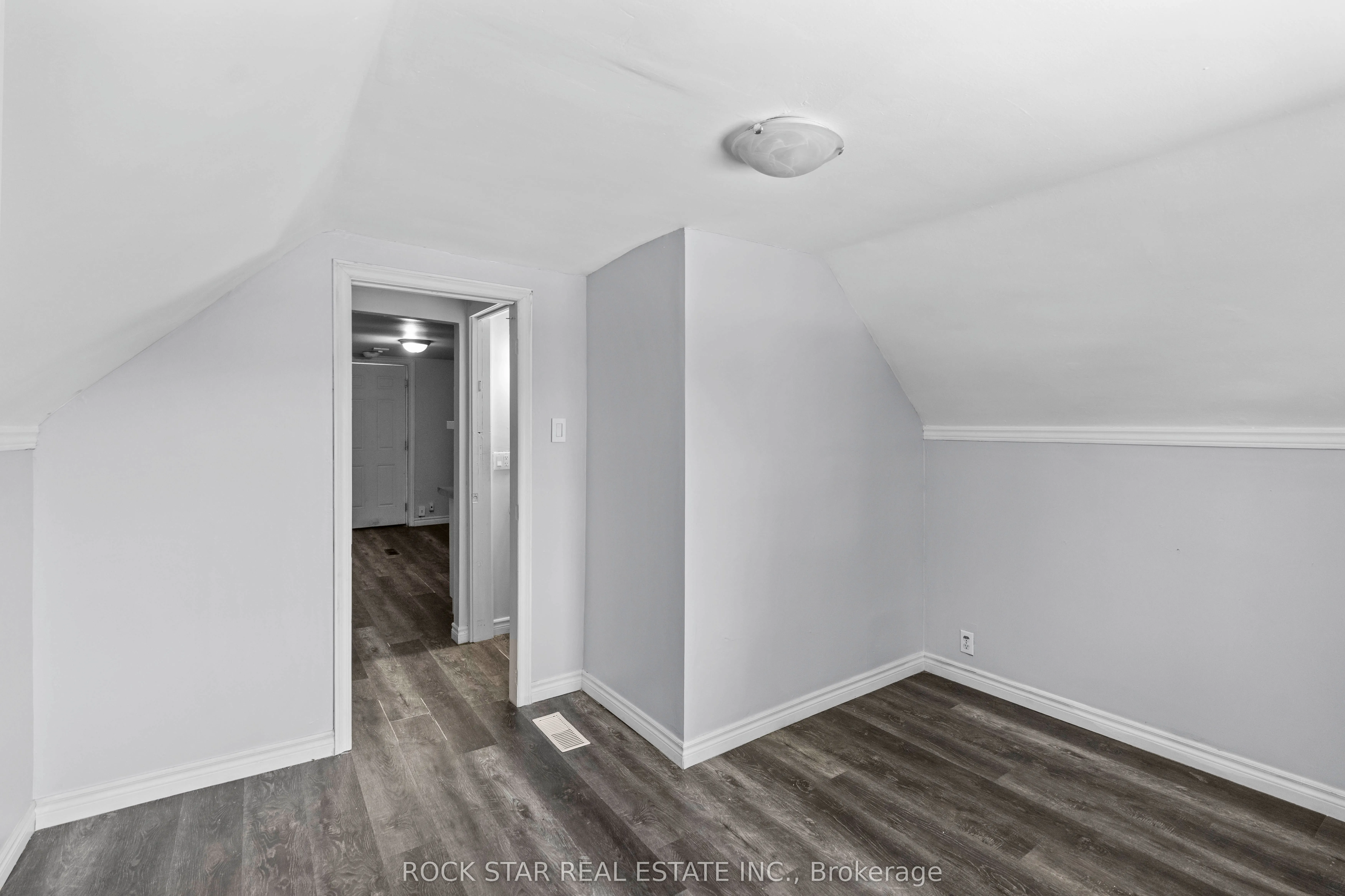 18 Barnesdale Avenue N