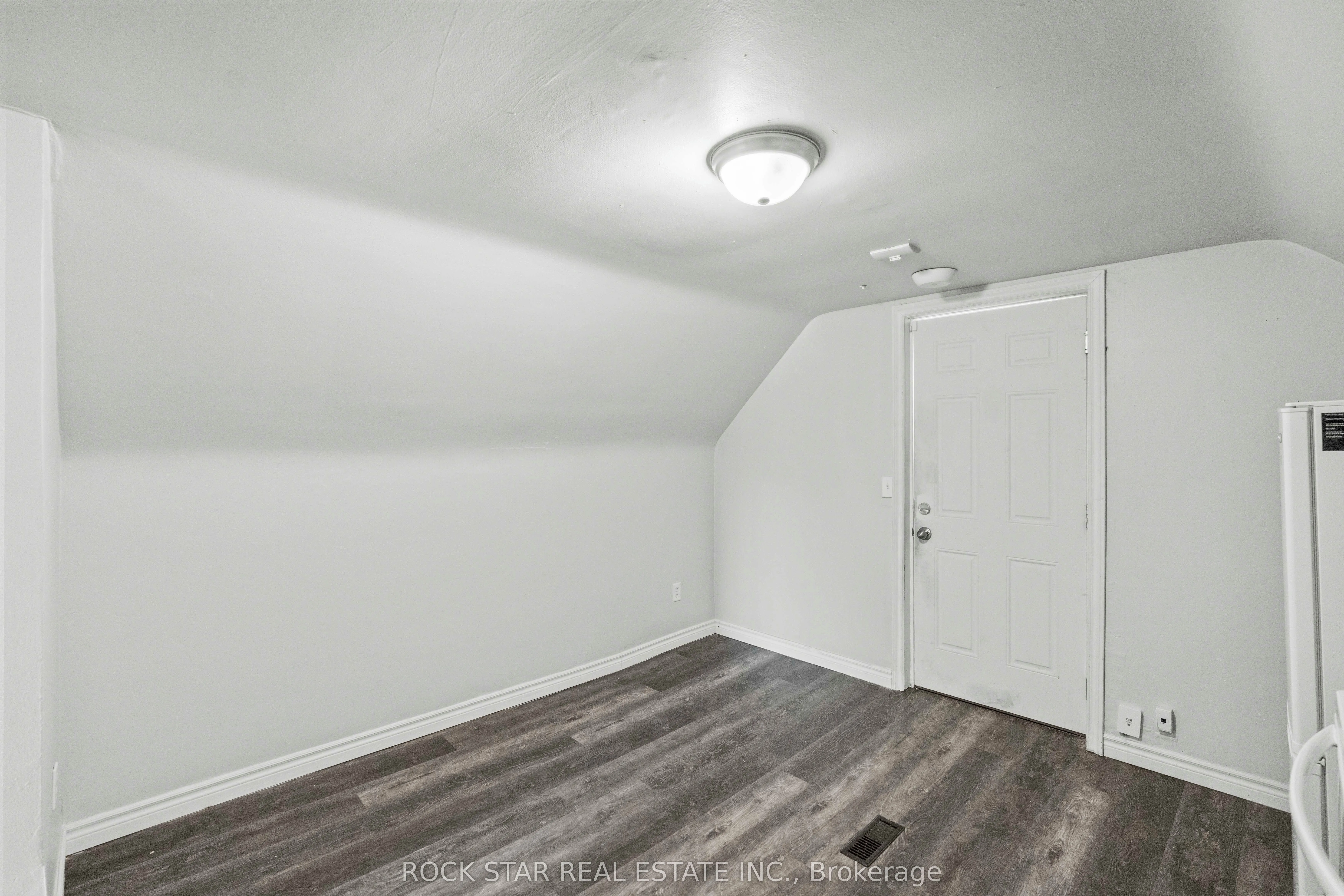 18 Barnesdale Avenue N
