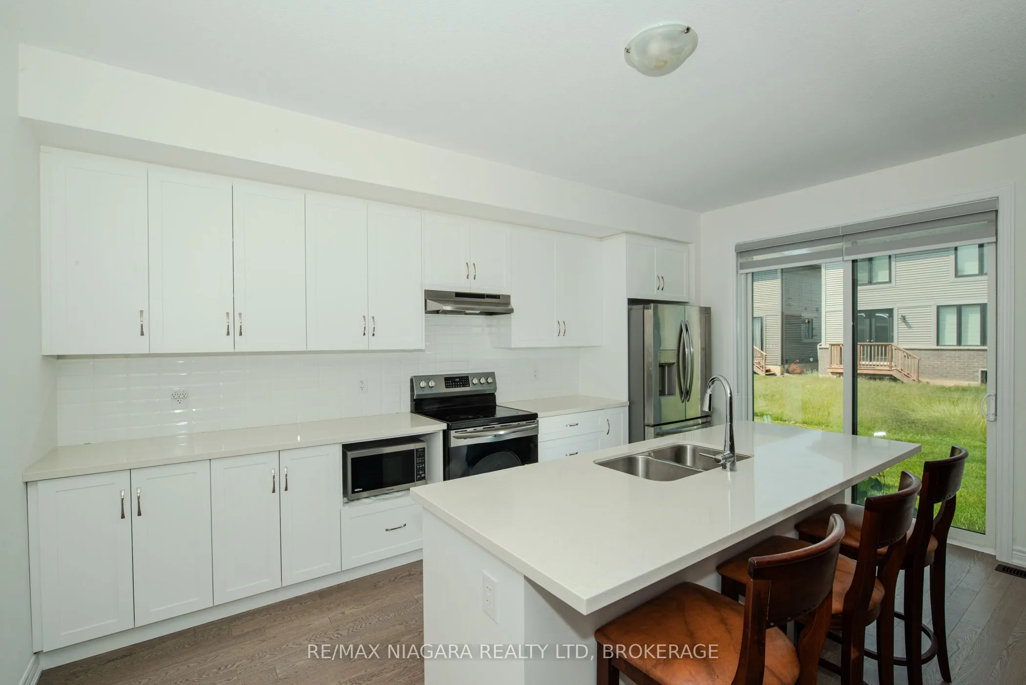 100 Blackbird Way