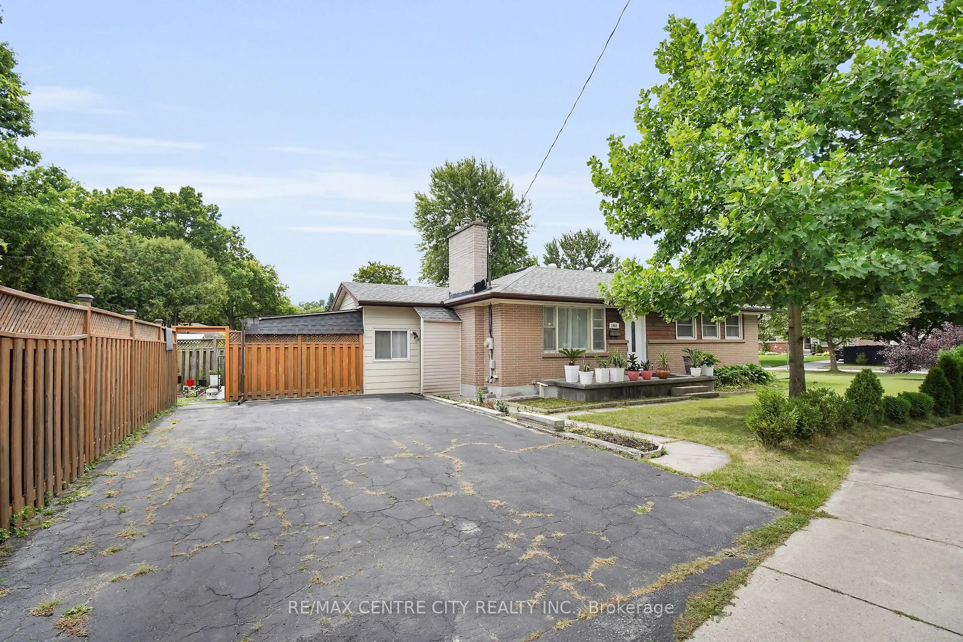 1951 Duluth Crescent