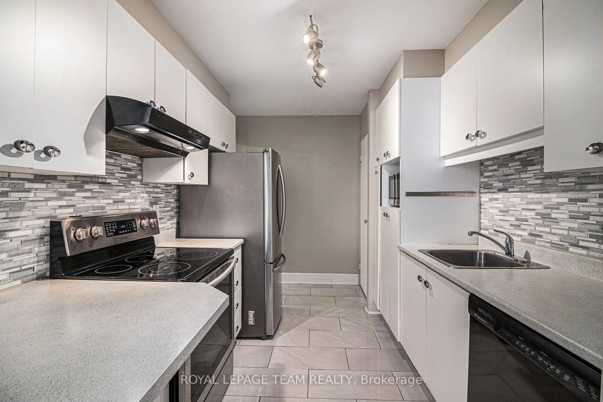 141 Somerset Street W, #402