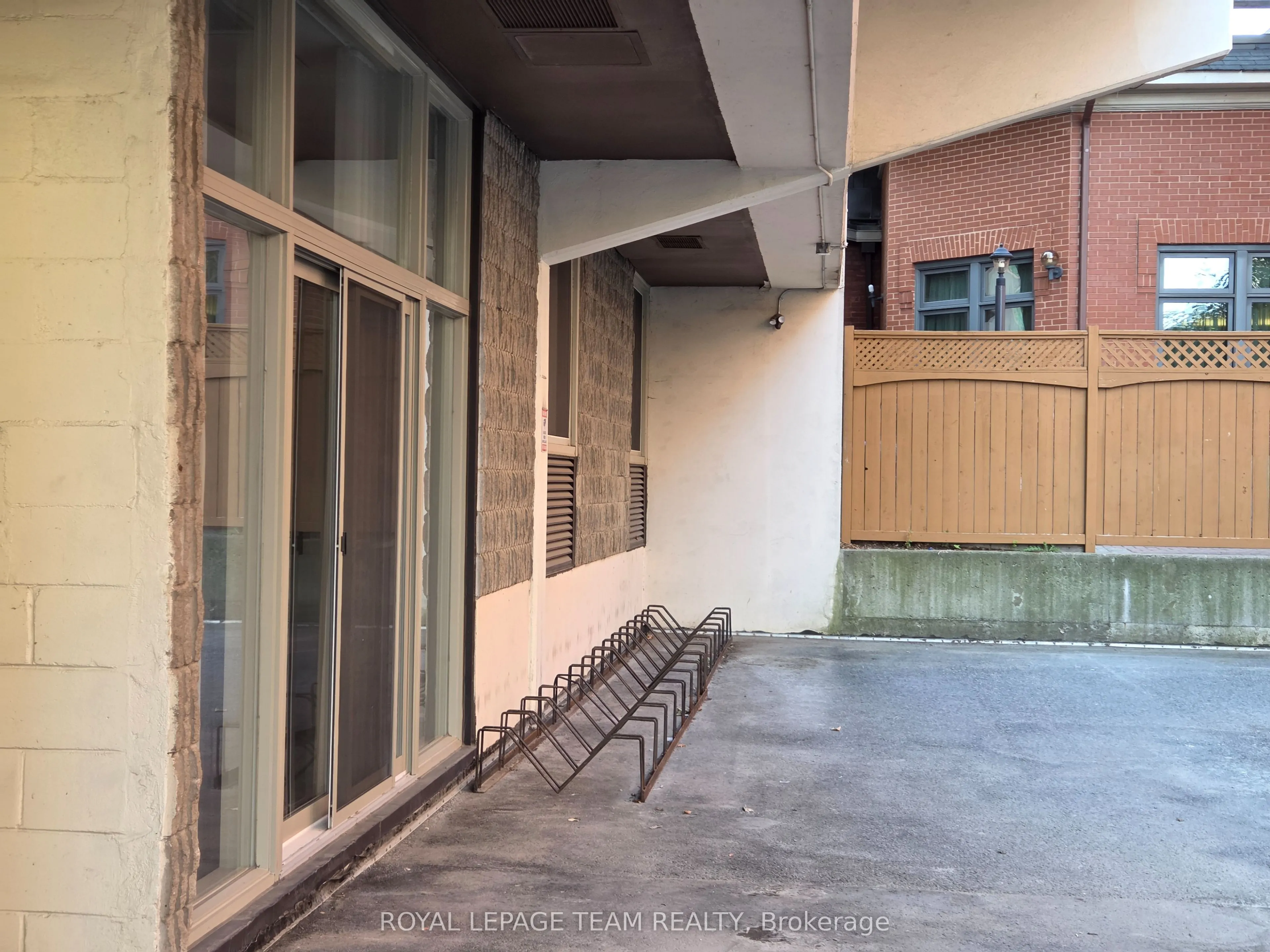 141 Somerset Street W, #402