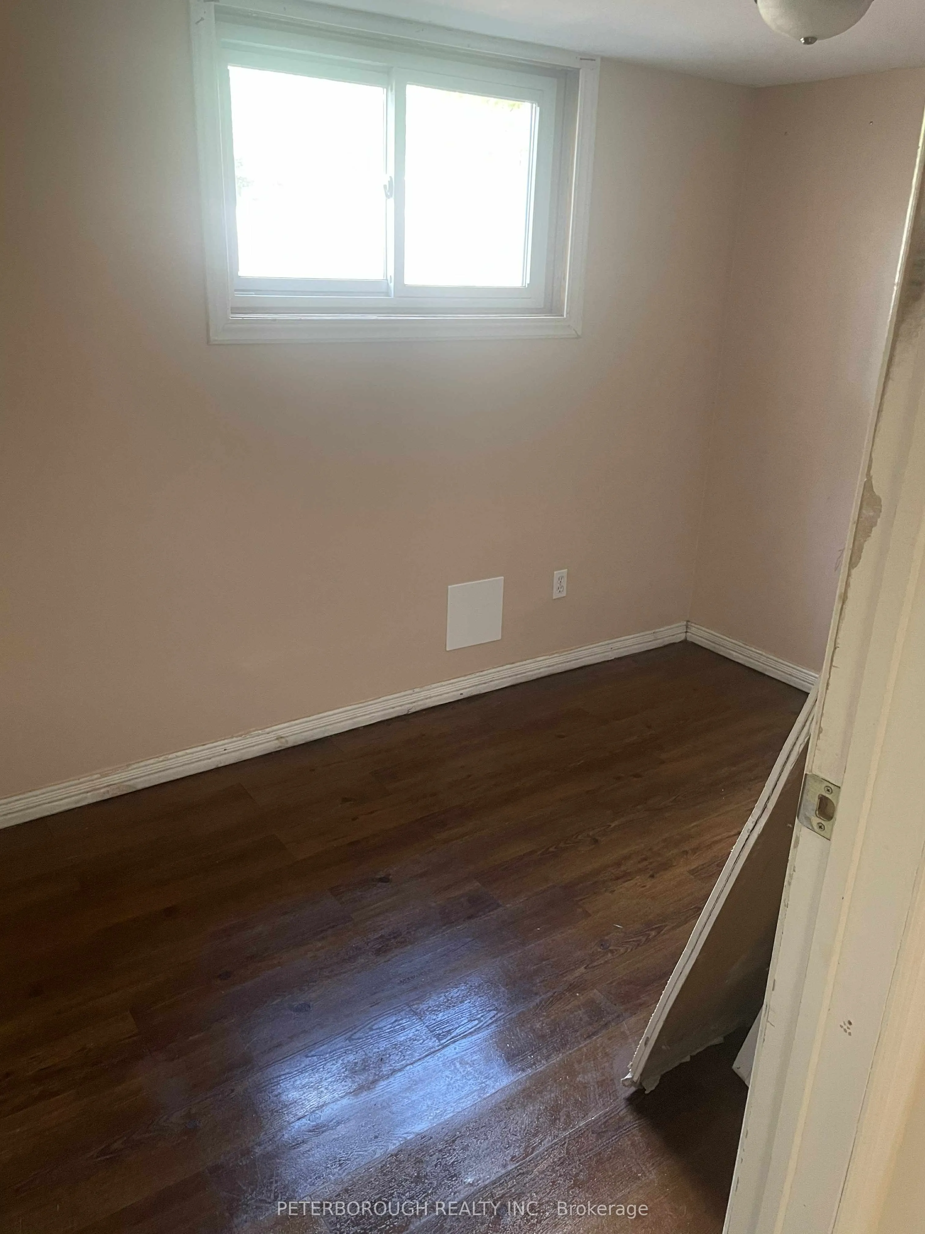828 Cameron Street W