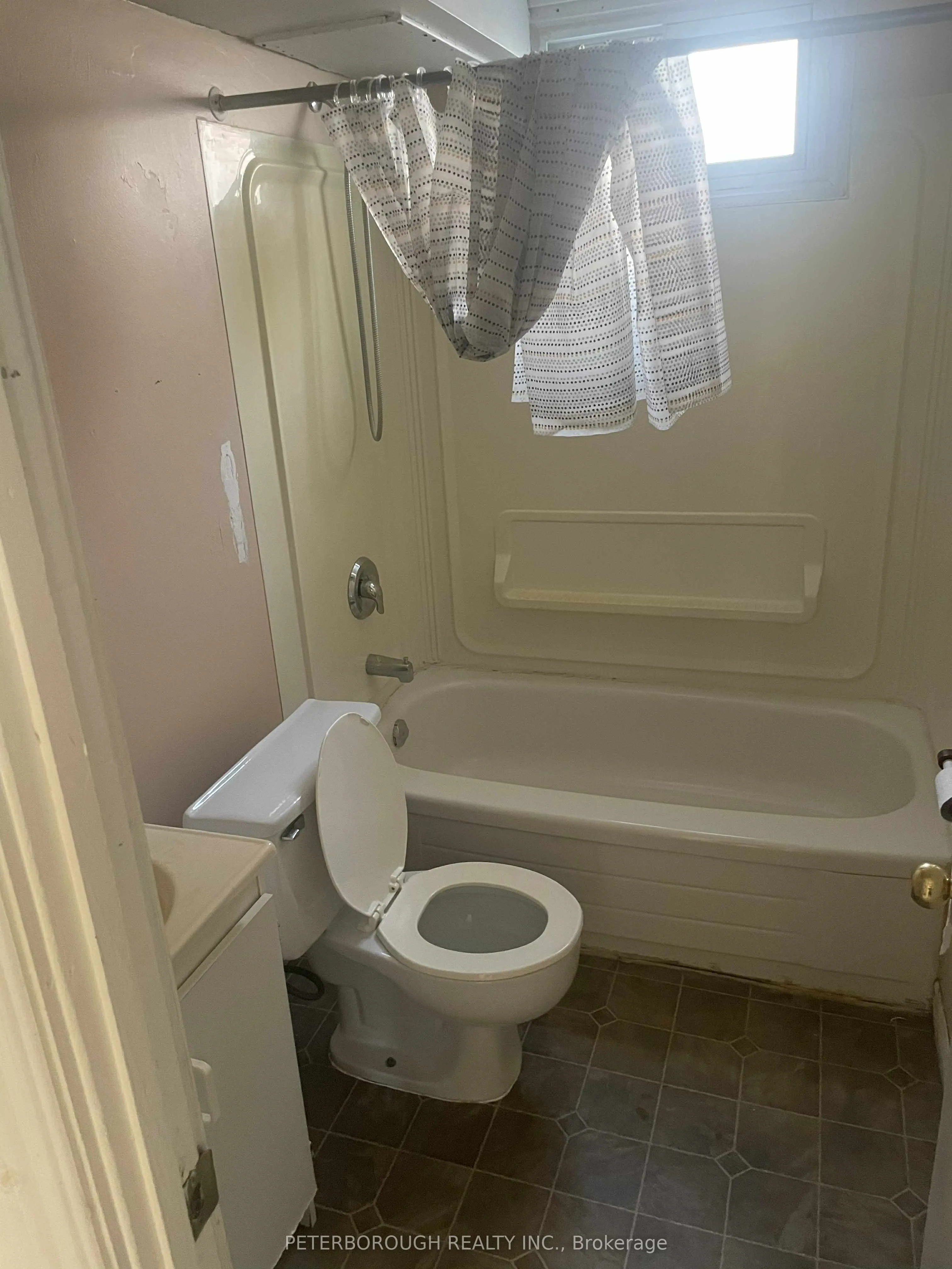828 Cameron Street W