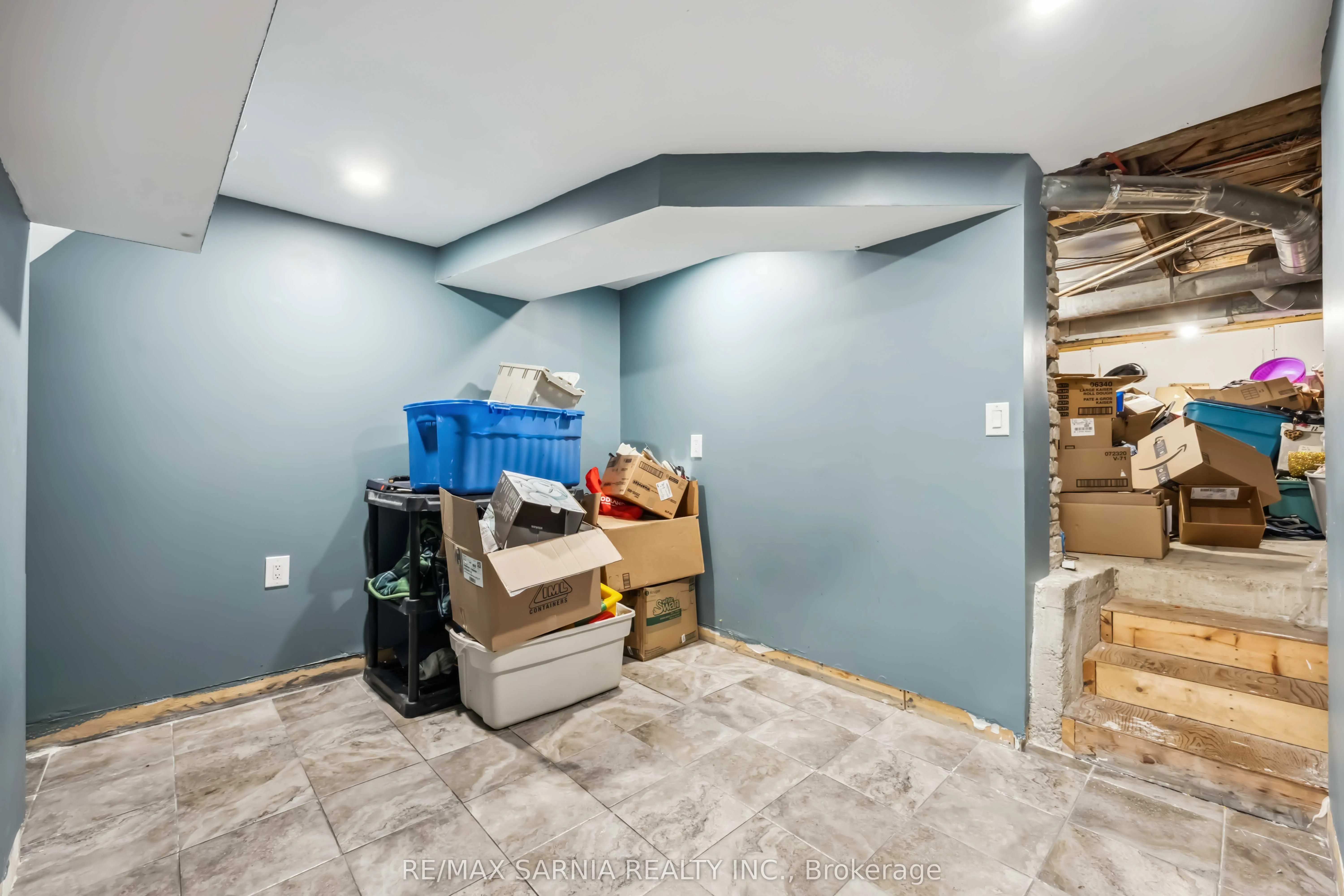 590 SIMCOE Street